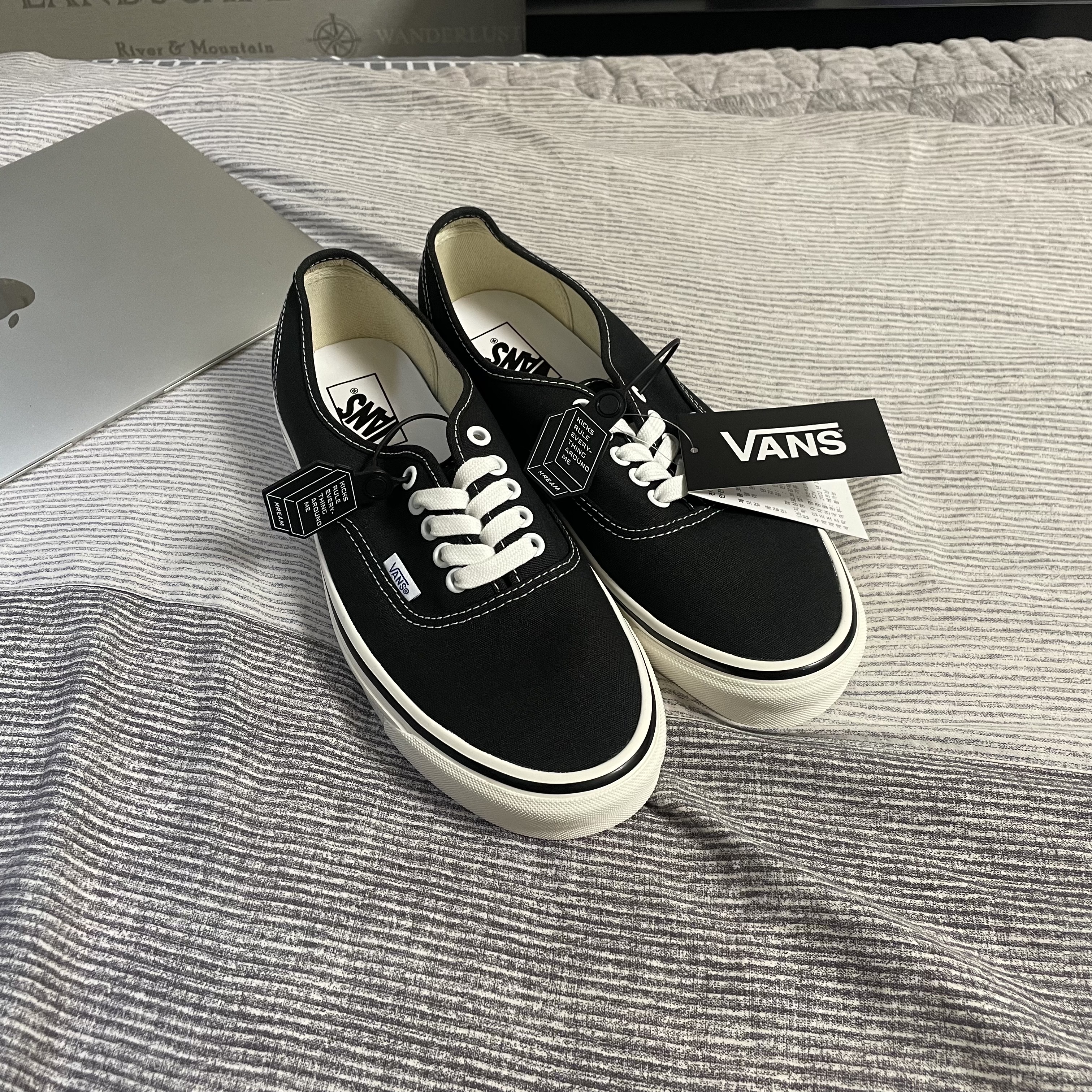 Vans Authentic 44 DX Anaheim Factory Black 착용 스타일