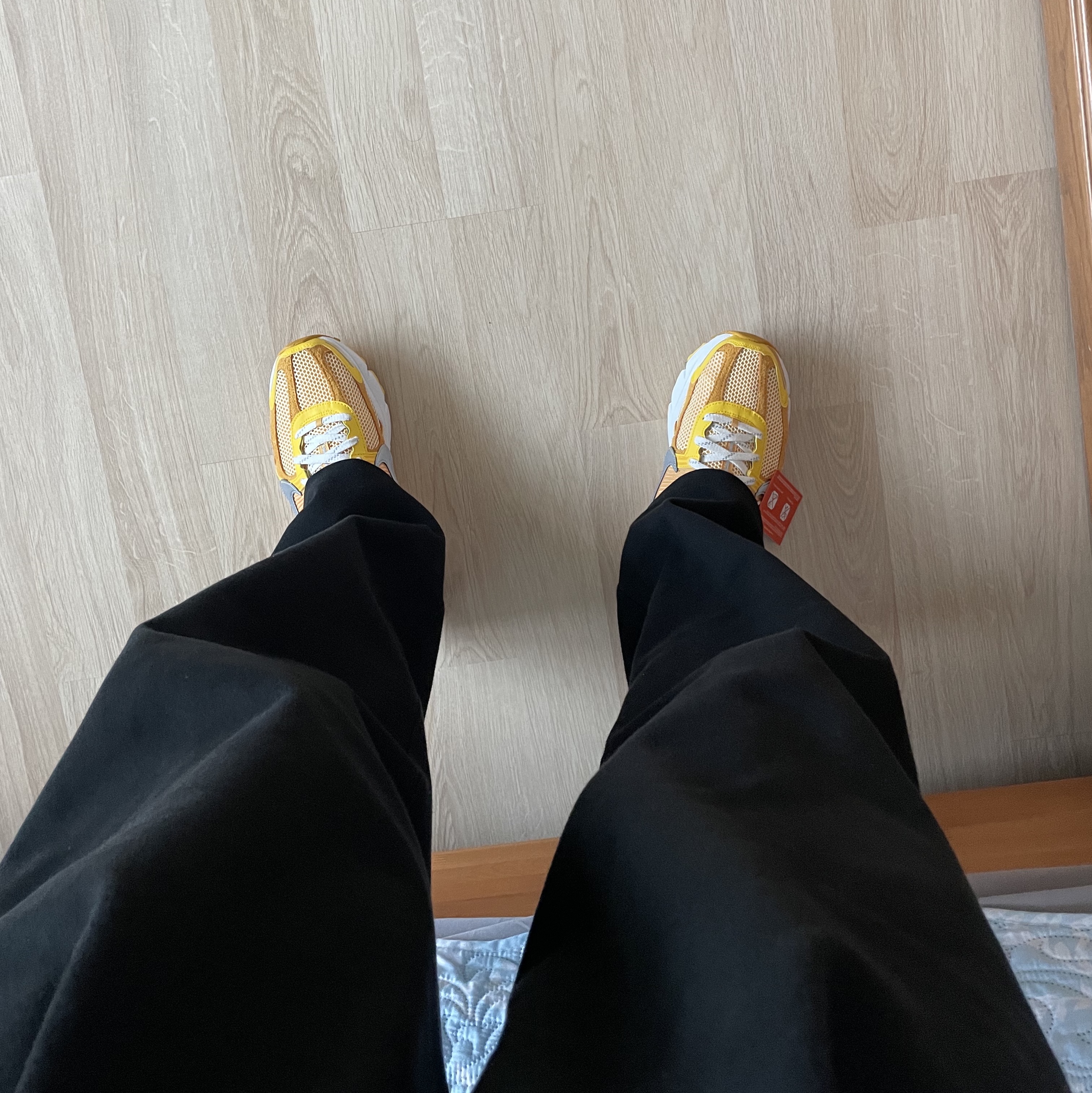 Nike Zoom Vomero 5 Yellow Ochre 착용 스타일 - 4