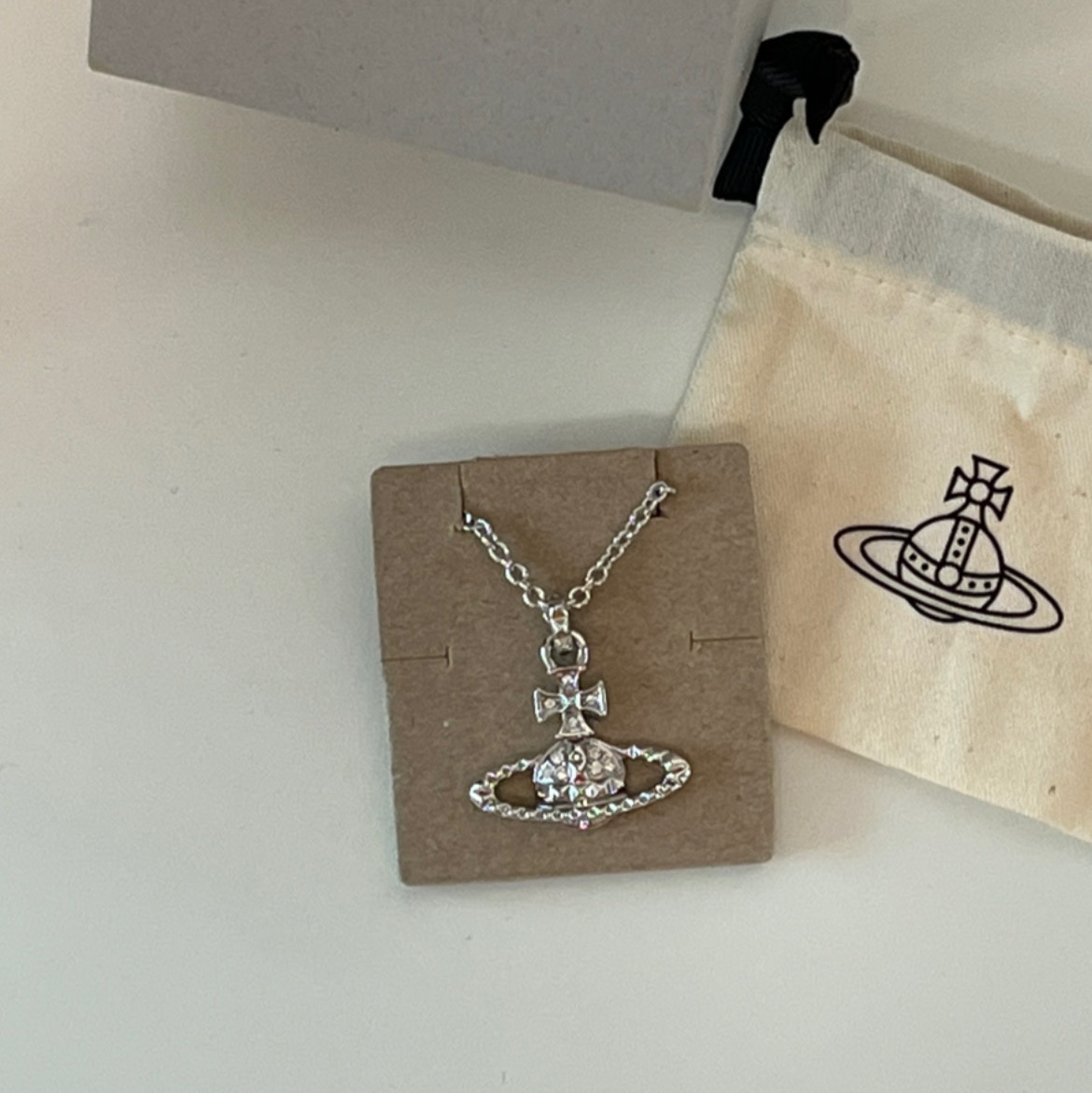 Vivienne Westwood Mayfair Bas Relief Pendant Silver 착용 스타일