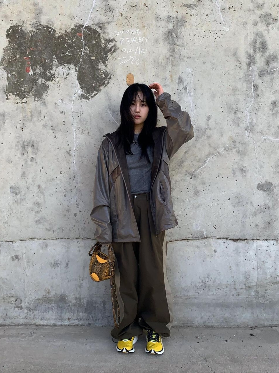 Art Of Field Glossy Colourway Jacket Brown, Art Of Field Round Colorway Pintuck Pants Khaki Brown 착용 스타일 - 2
