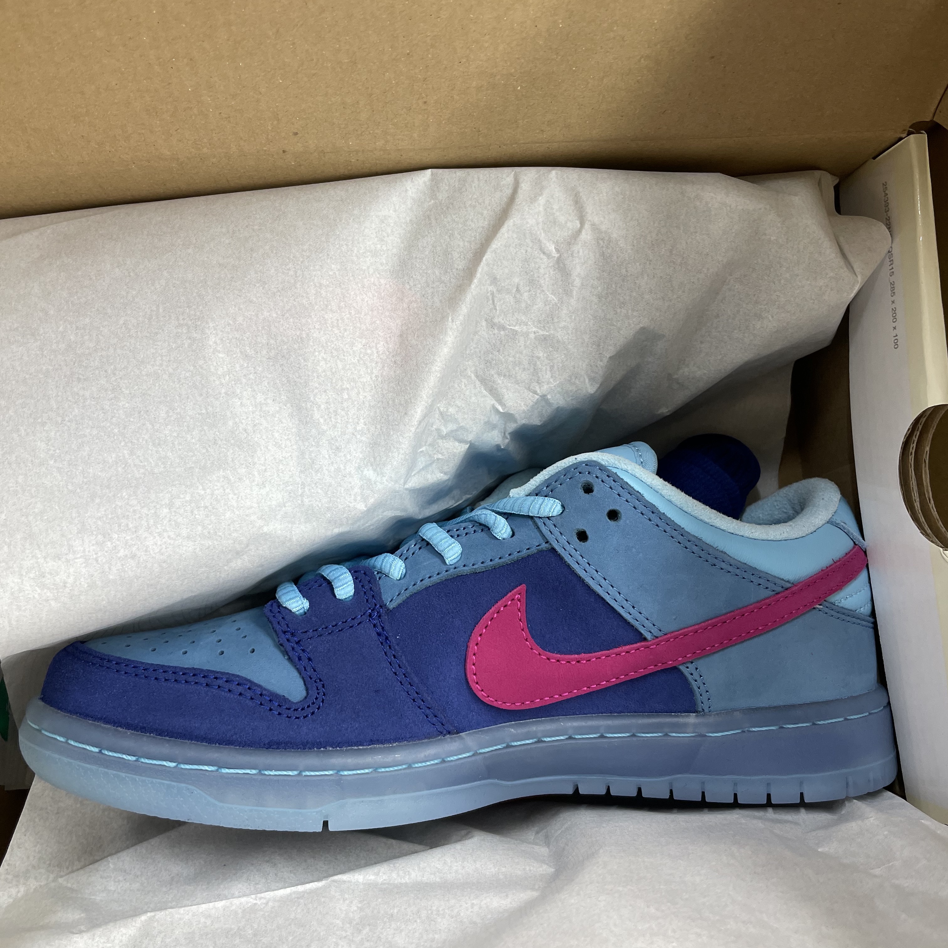 Nike x Run The Jewels SB Dunk Low Deep Royal Blue and Active Pink 착용 스타일