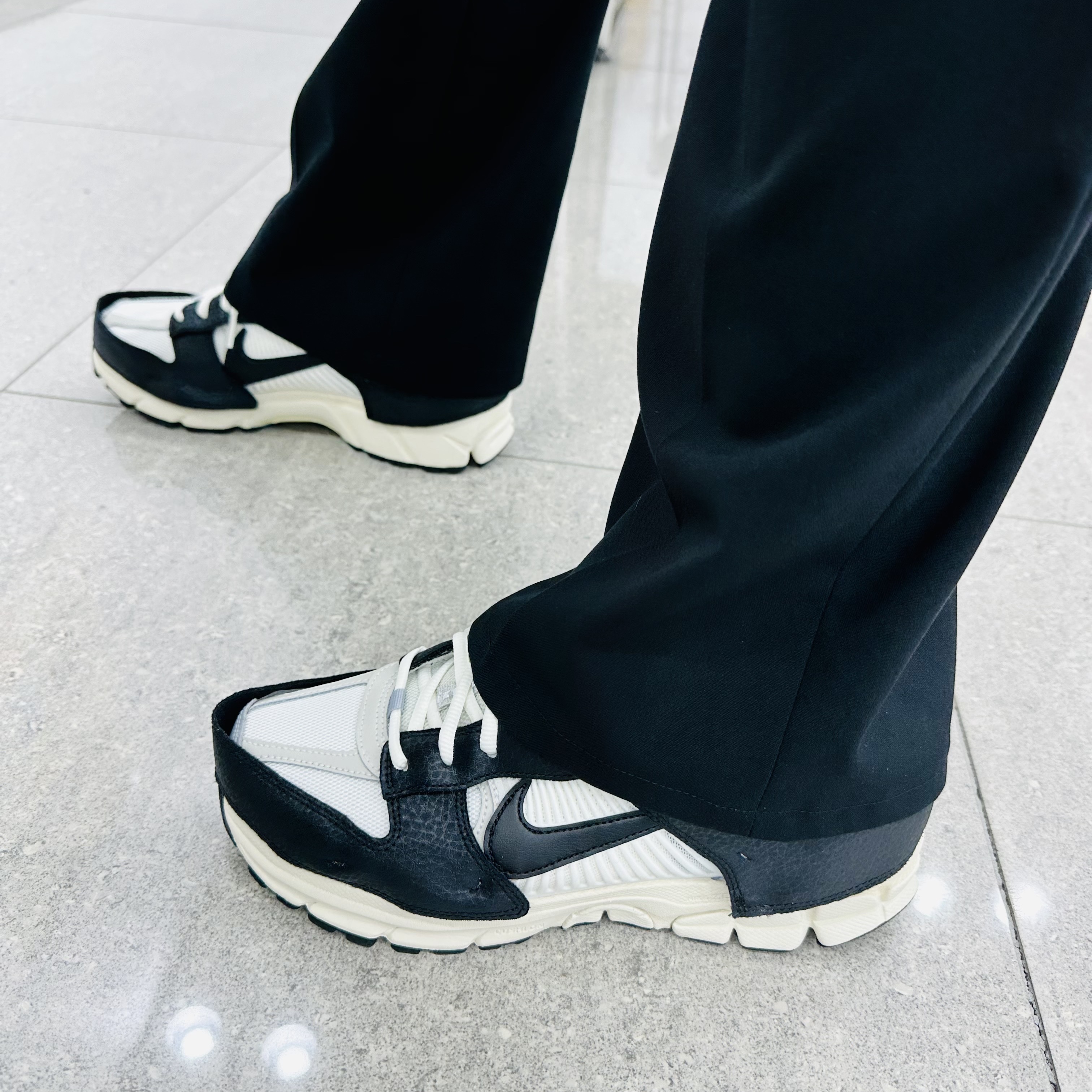 (W) Nike Zoom Vomero 5 Wolf Grey and Black 착용 스타일