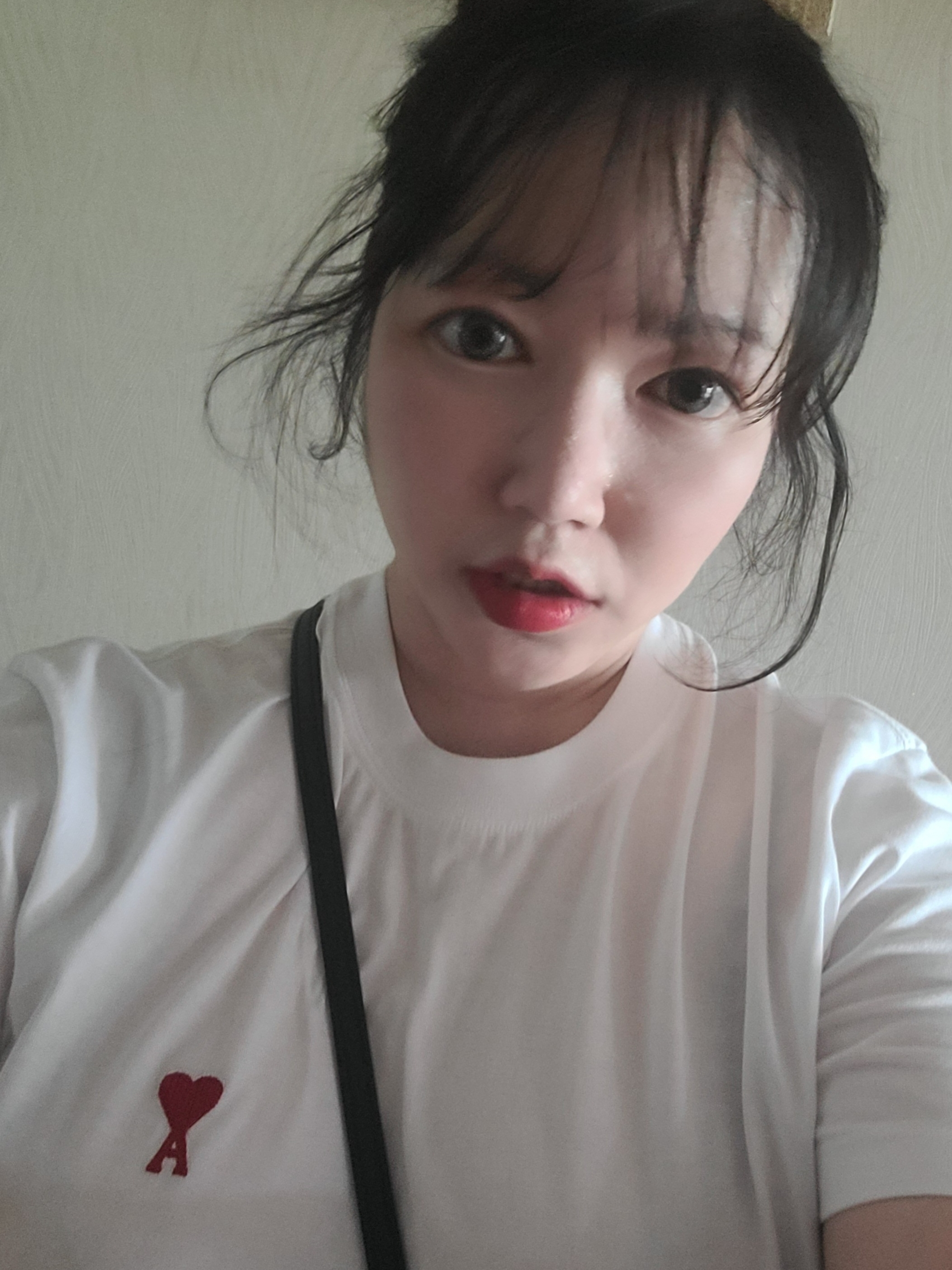 AMI de Coeur T-Shirt White, Louis Vuitton Monogram Confidential Scrunchies Set Black Brown 착용 스타일 - 1