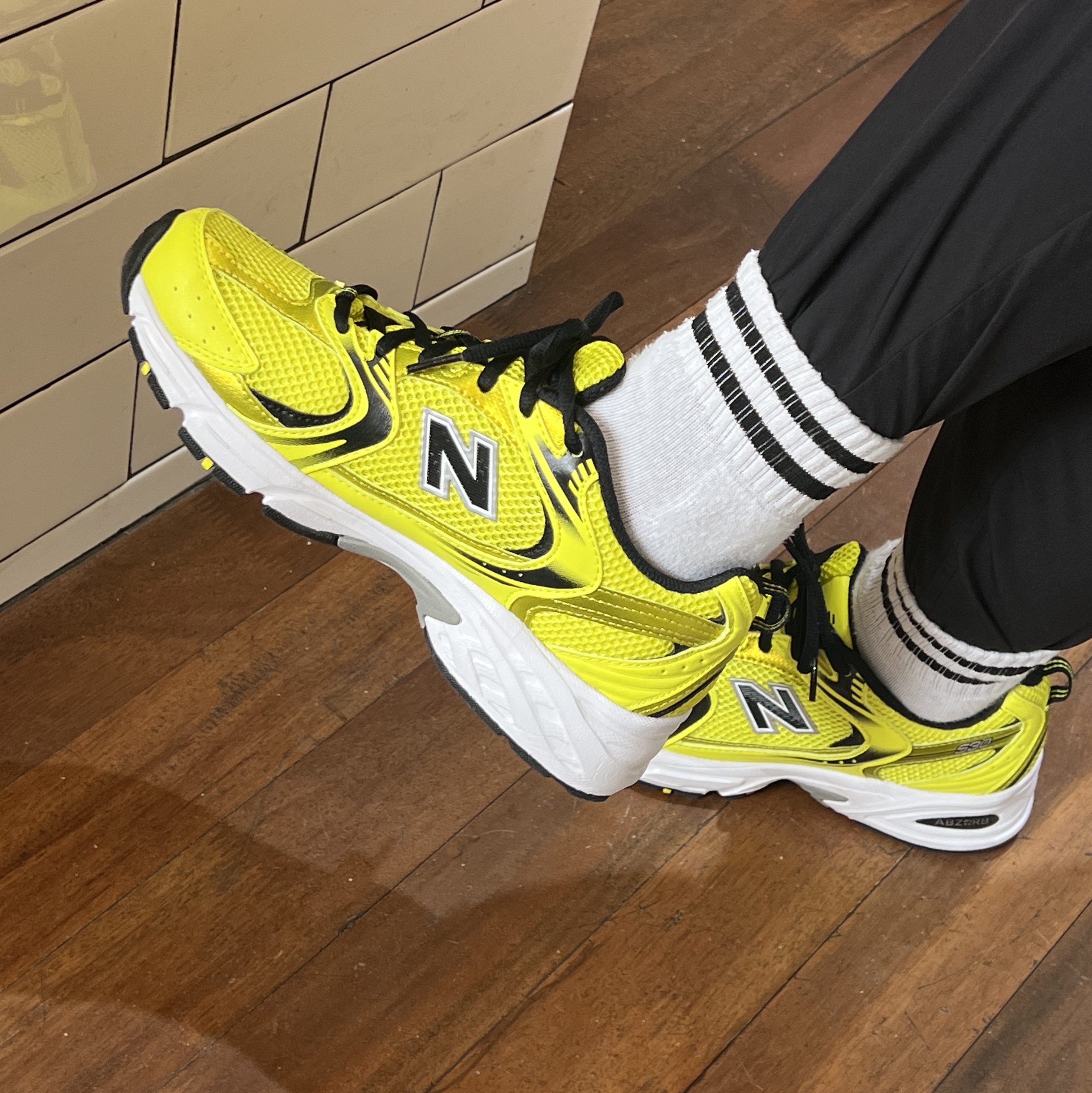 New Balance 530 Yellow 착용 스타일