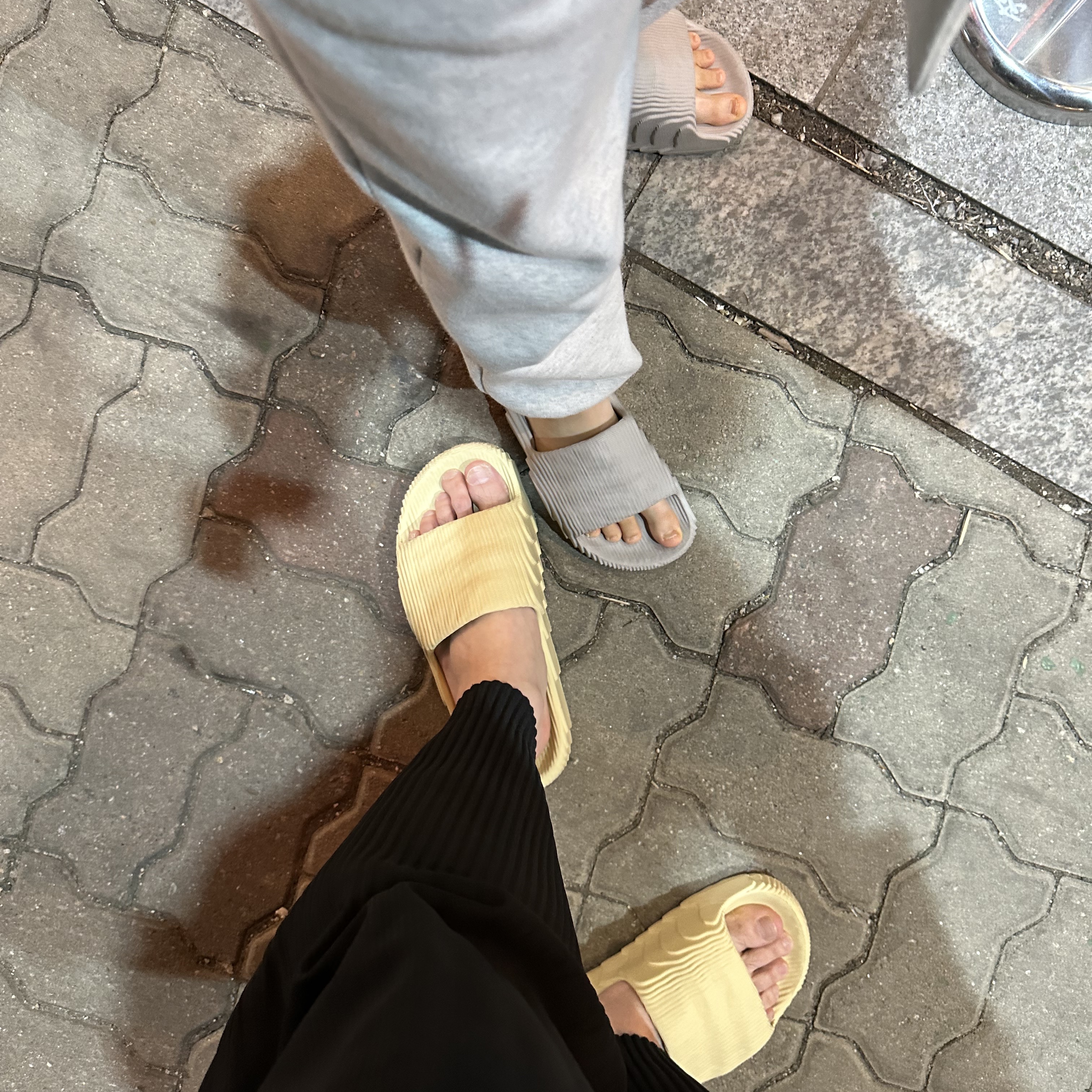 Adidas Adilette 22 Light Brown, Adidas Adilette 22 Desert Sand 착용 스타일