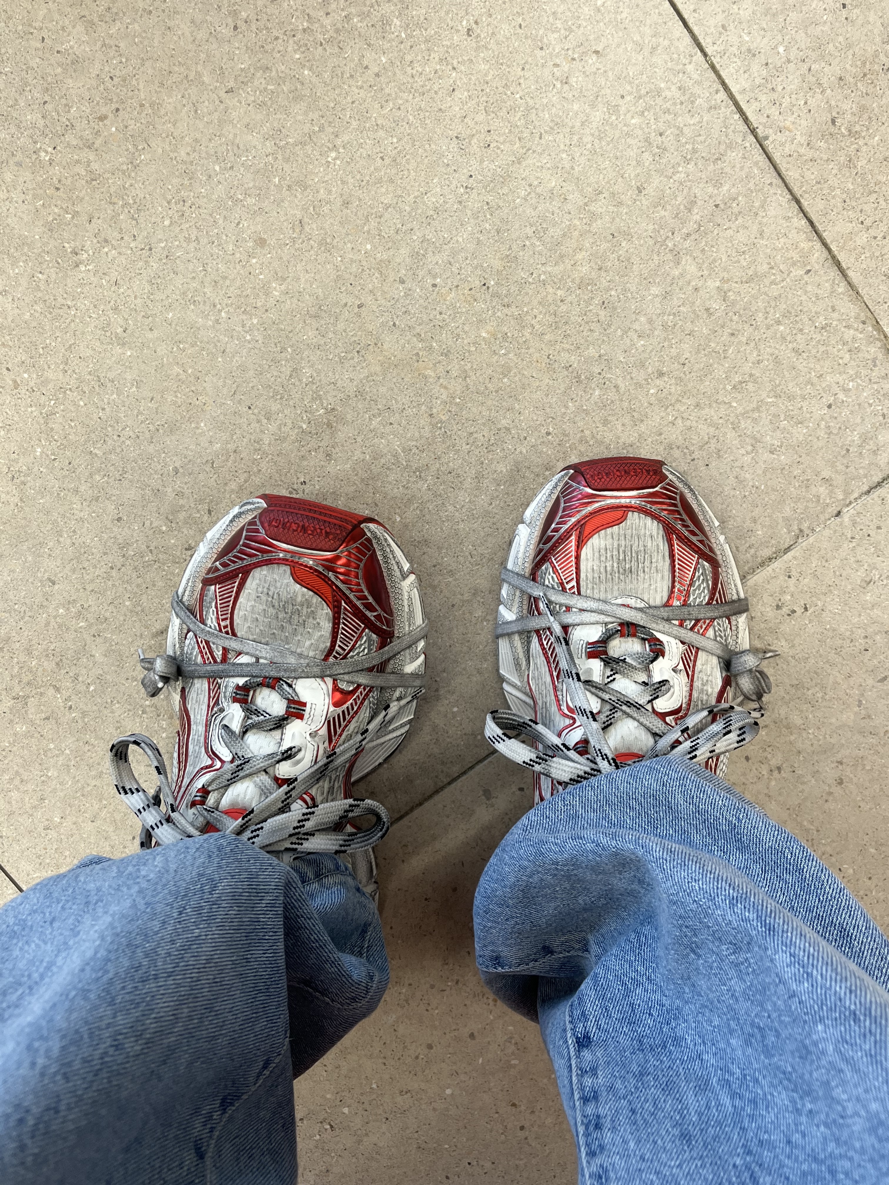 Balenciaga 3XL Sneakers White Red 착용 스타일