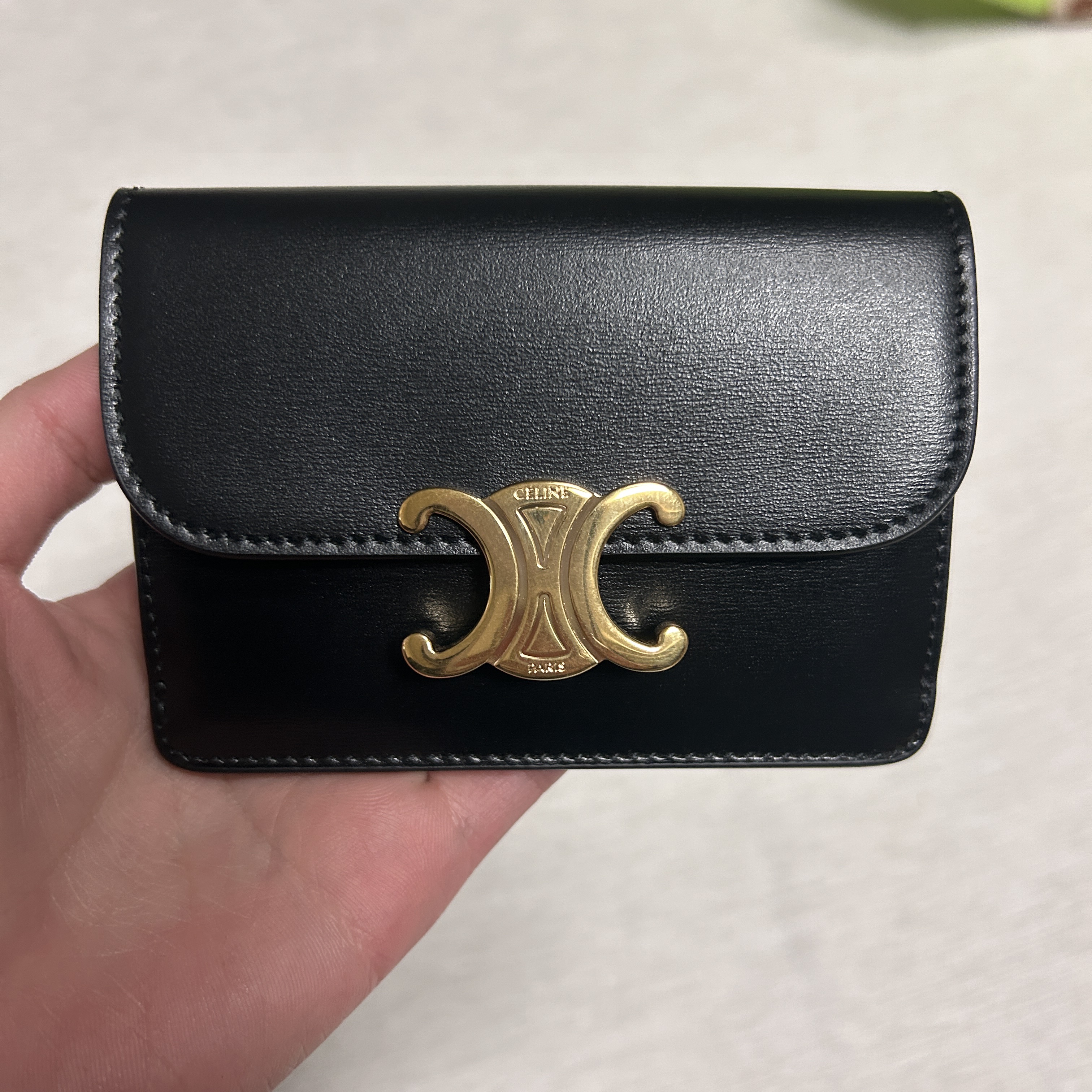 Celine Card Holder with Flap in Shiny Calfskin Black 착용 스타일