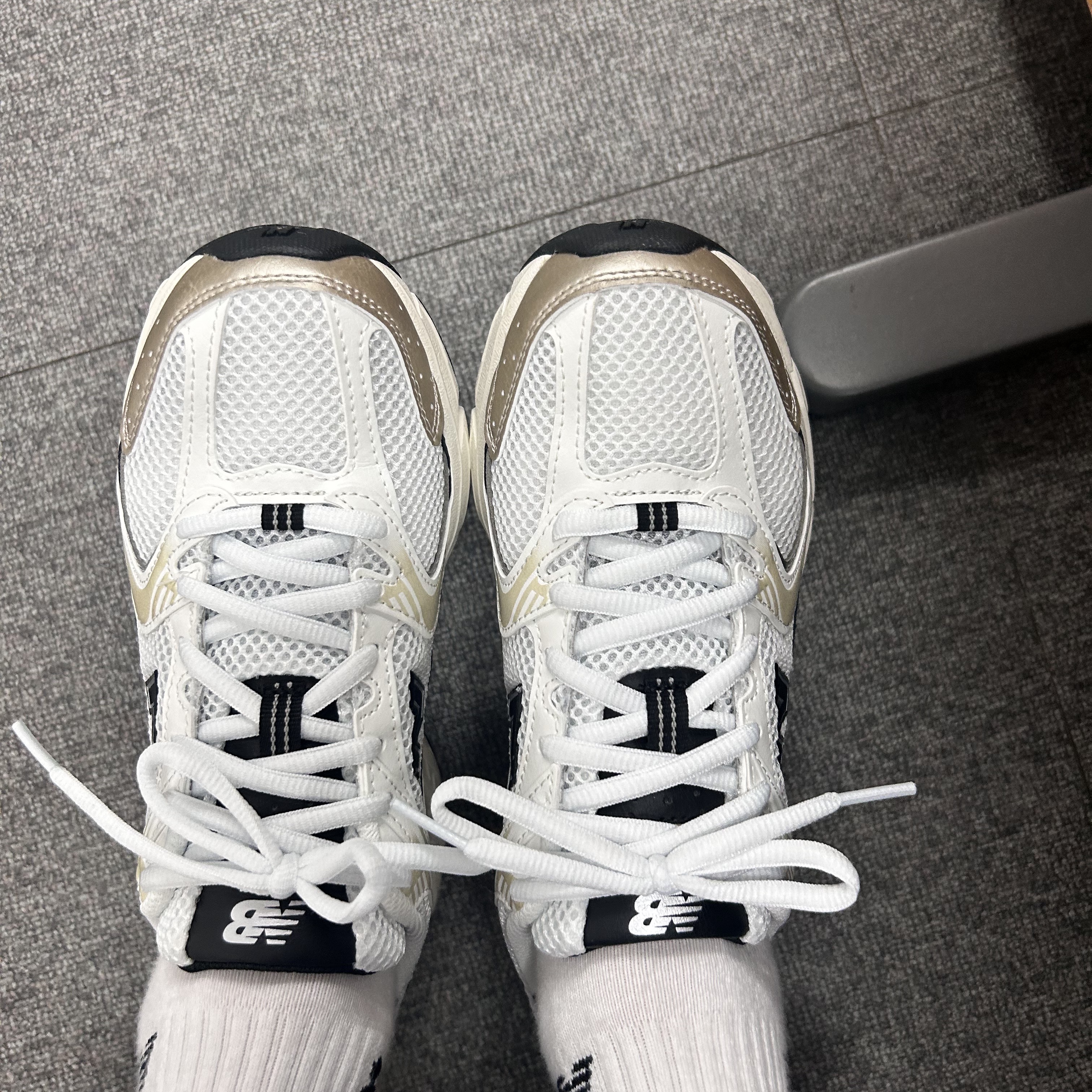 New Balance 530 White Gold 착용 스타일