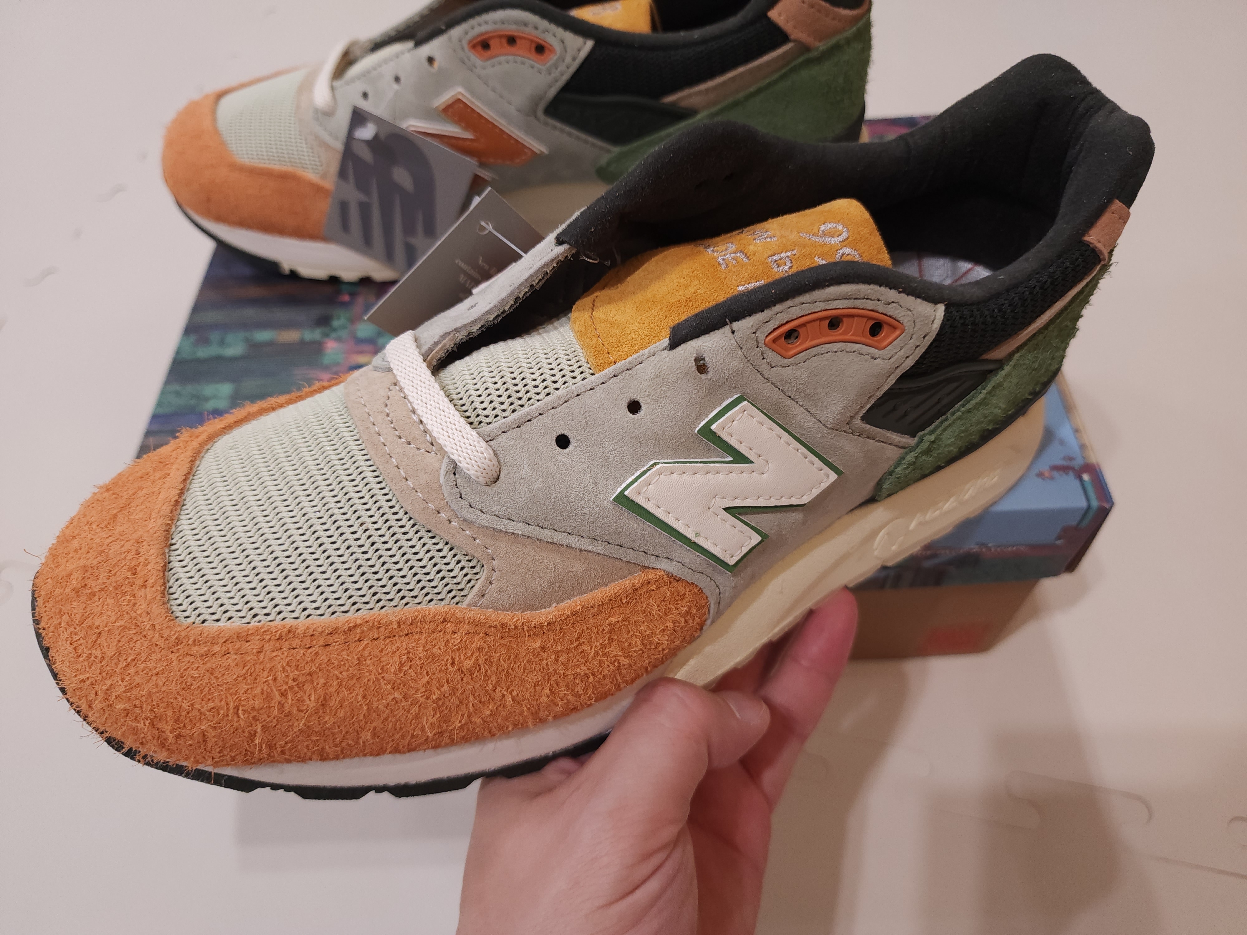 New Balance x Ronnie Fieg x Frank Lloyd 998 Broadacre City Aloe Wash 착용 스타일 - 3