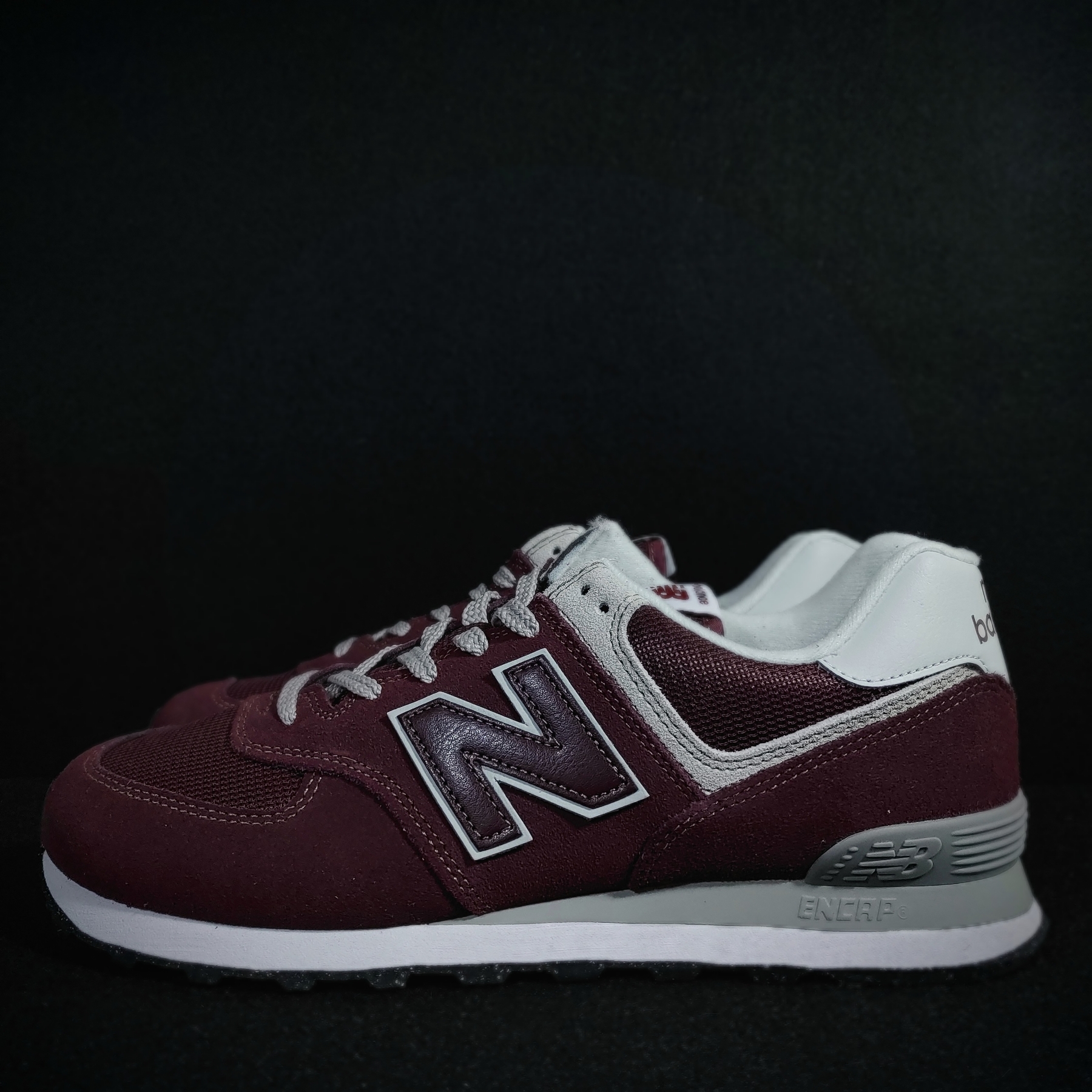New Balance 574 Burgundy - D Standard 착용 스타일 - 2