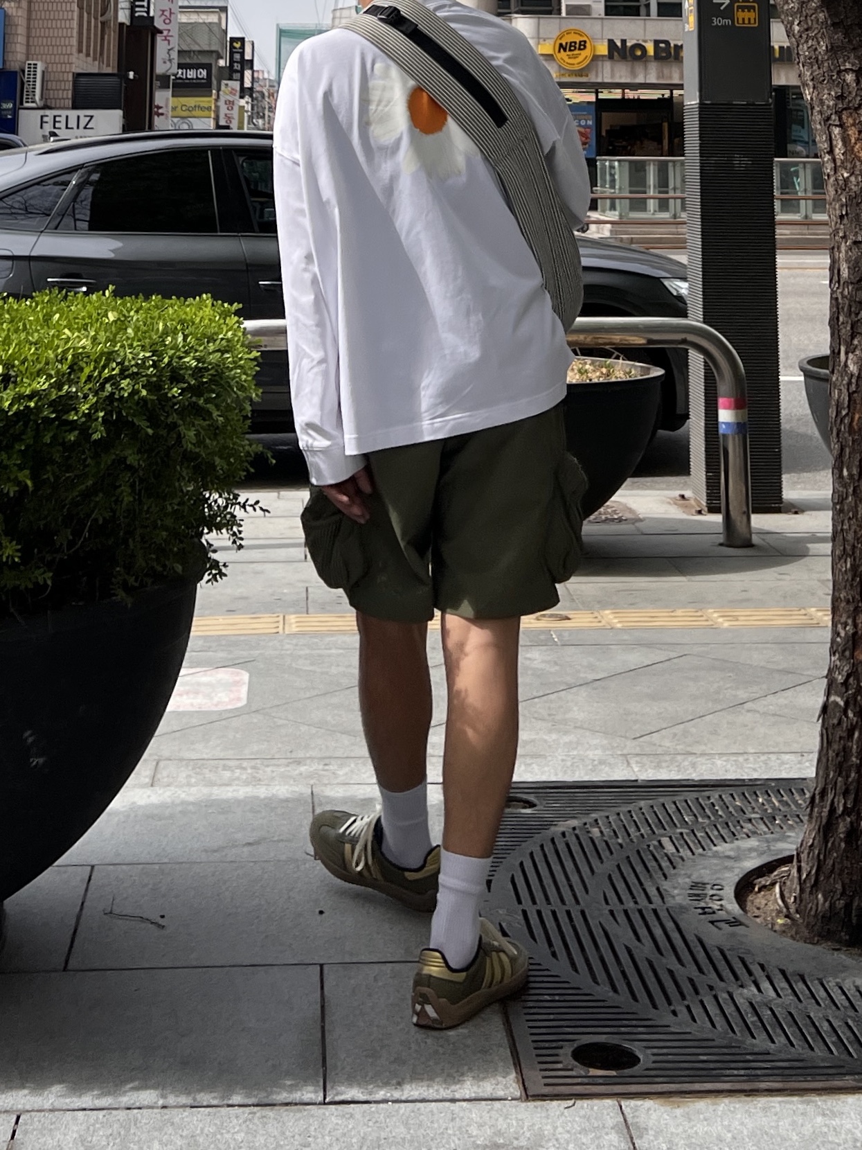 Adidas x Palace Samba Olive Gold, Nike ACG Snowgrass Cargo Shorts Khaki - US/EU 착용 스타일 - 2