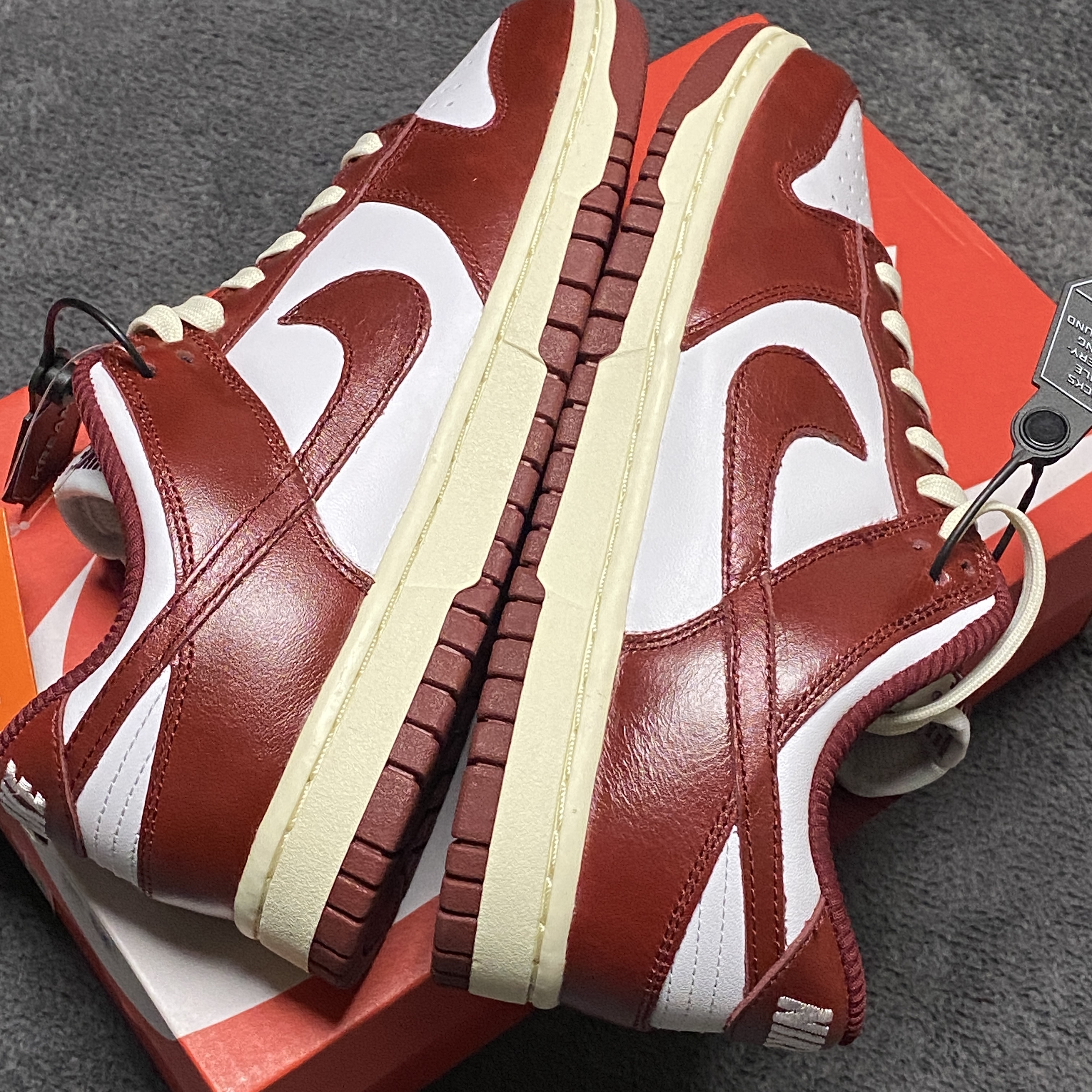 (W) Nike Dunk Low Retro PRM Team Red and White, Nike Dunk Low SP Kentucky 2022 착용 스타일 - 3