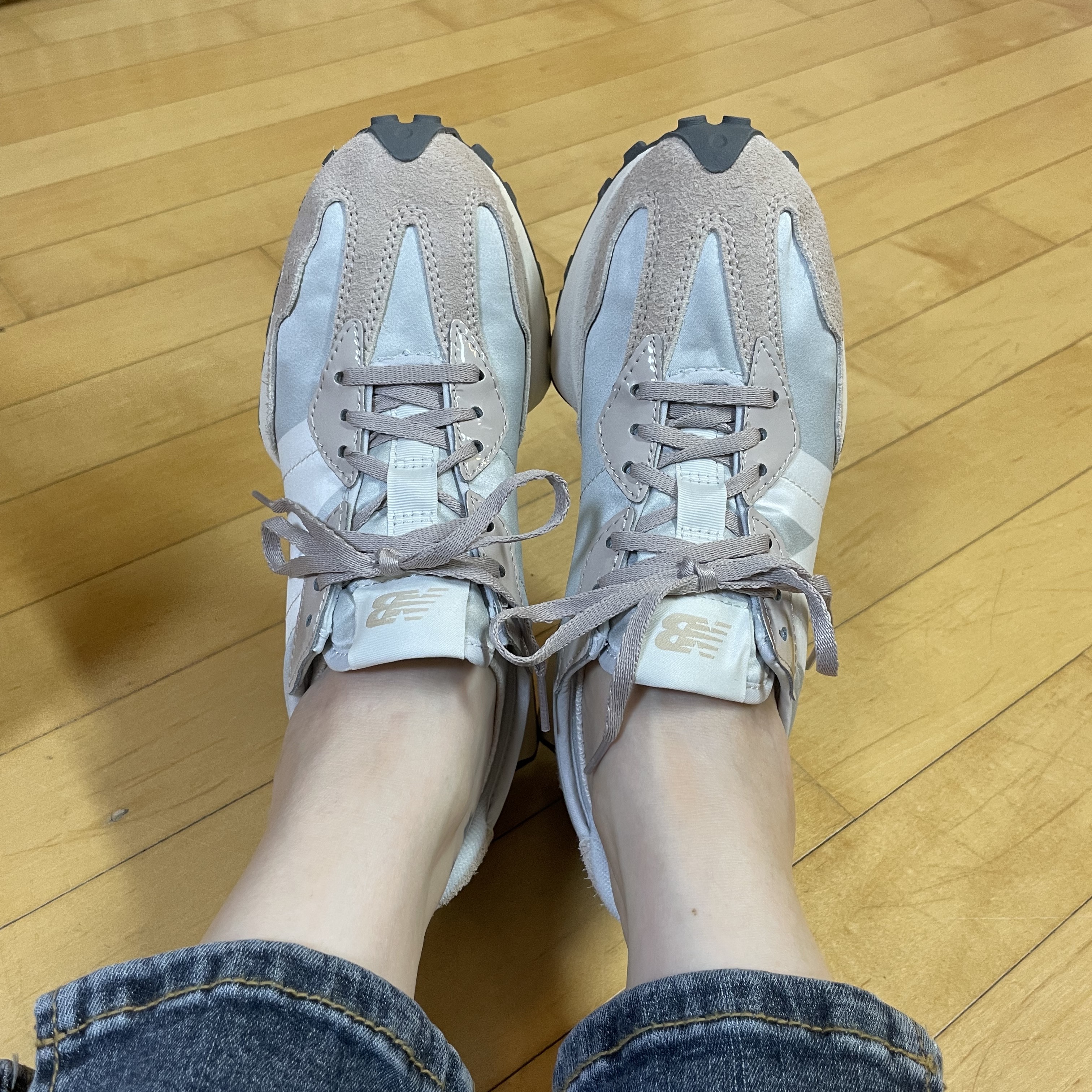(W) New Balance 327 Grey Beige 착용 스타일