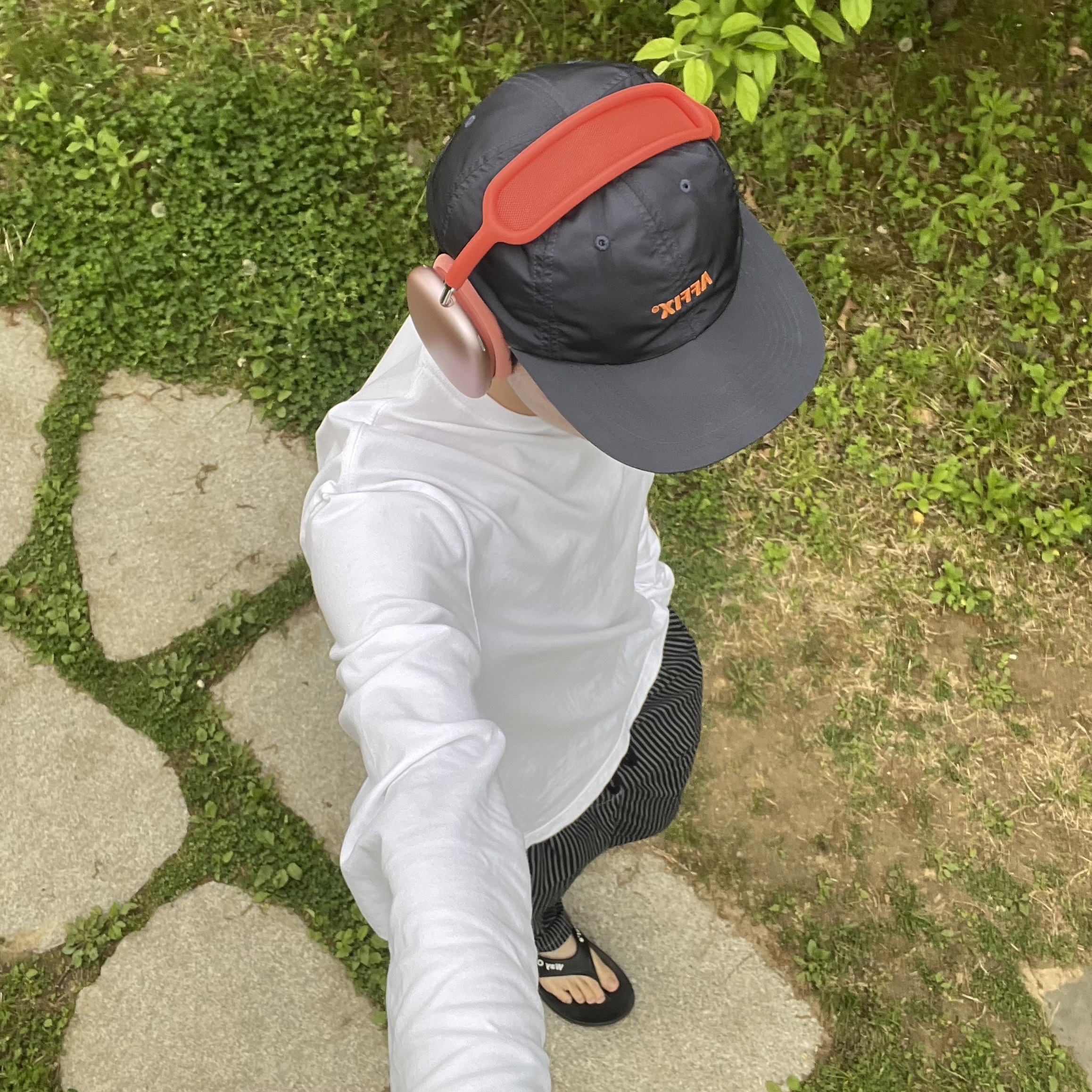 Oofos x Takahiromiyashita The Soloist The Soloist's Way Of Life Flip-Flop Black White, Apple AirPods Max Lightning Pink (Korean Ver.) 착용 스타일 - 1