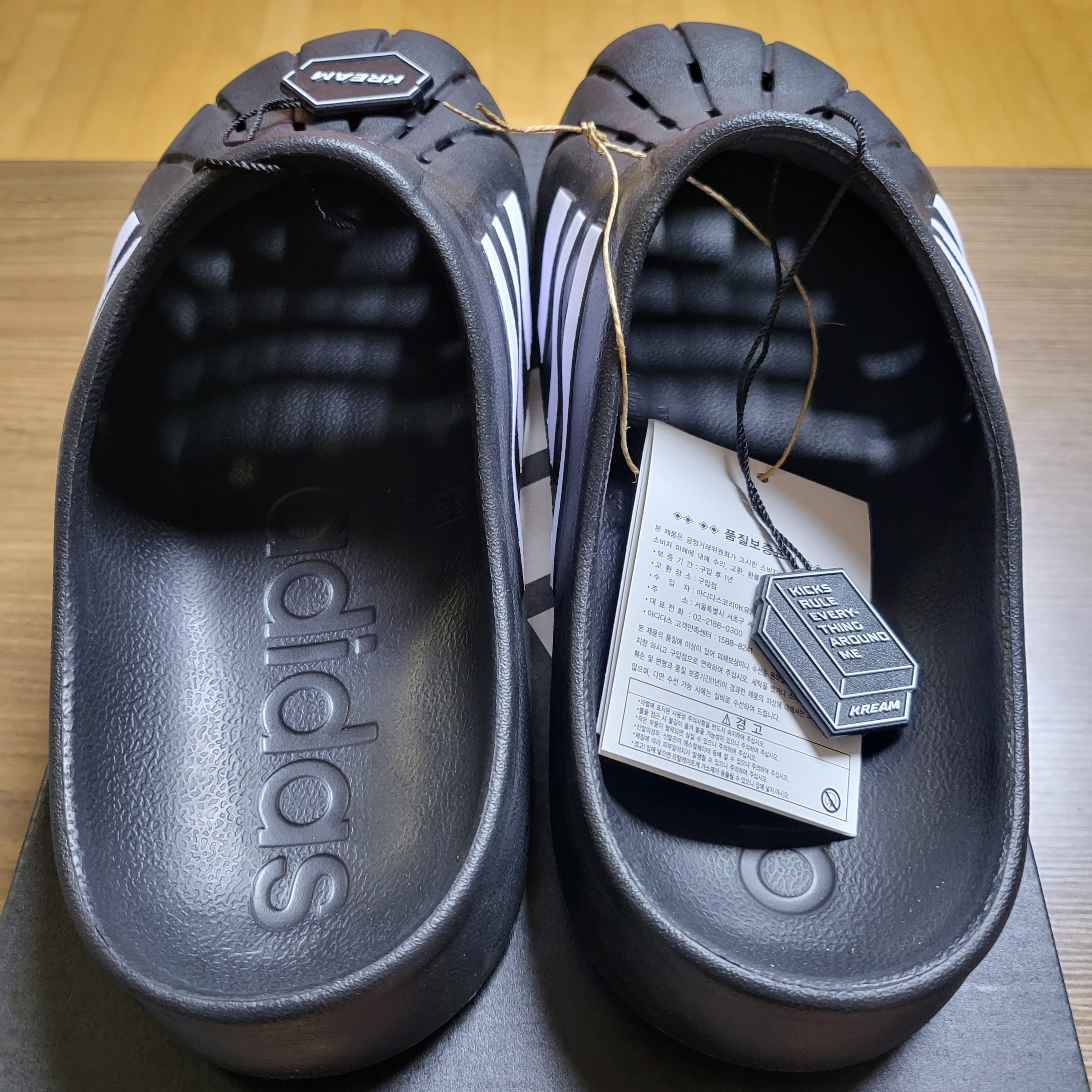 Adidas Adilette Clog Black White 착용 스타일 - 4