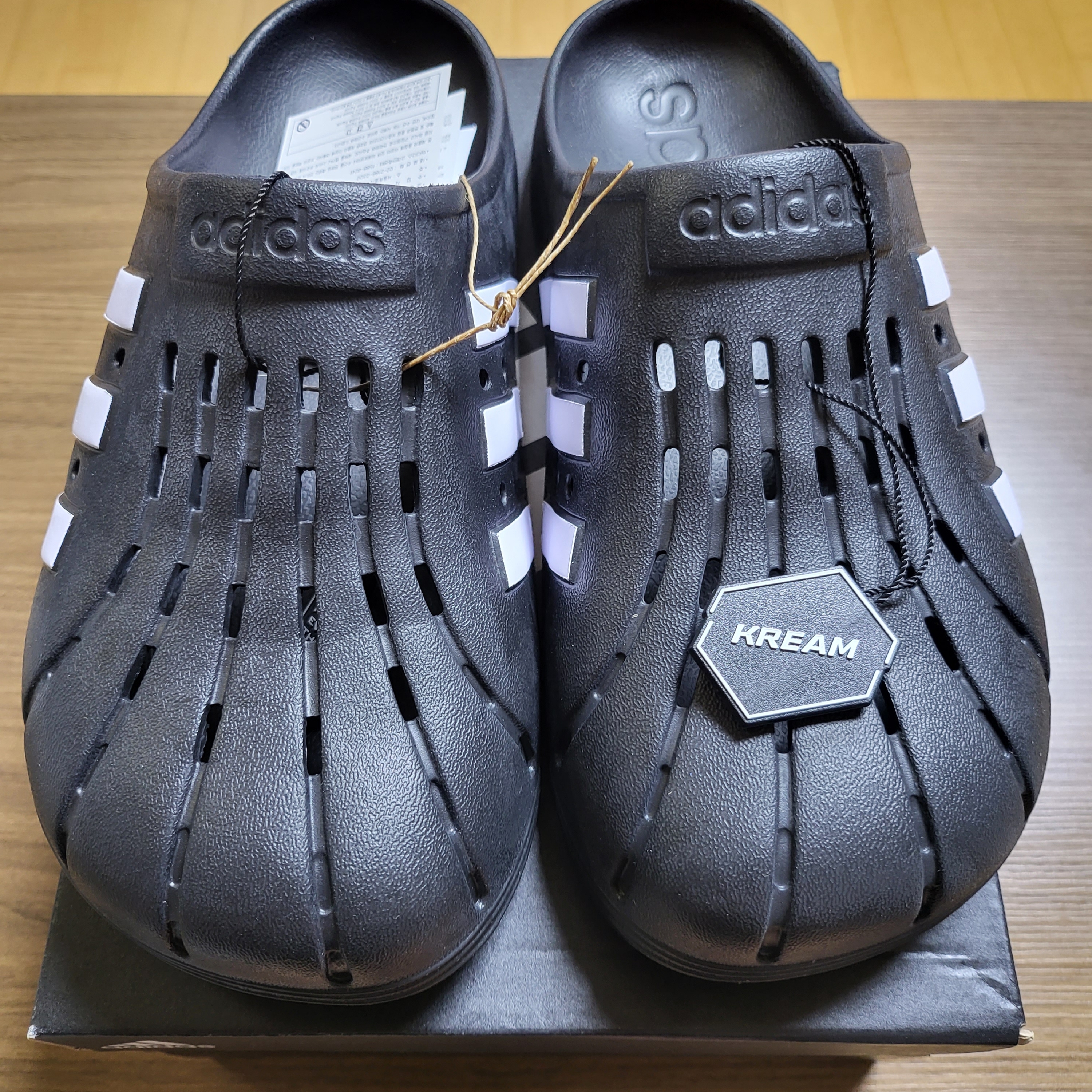 Adidas Adilette Clog Black White 착용 스타일 - 2