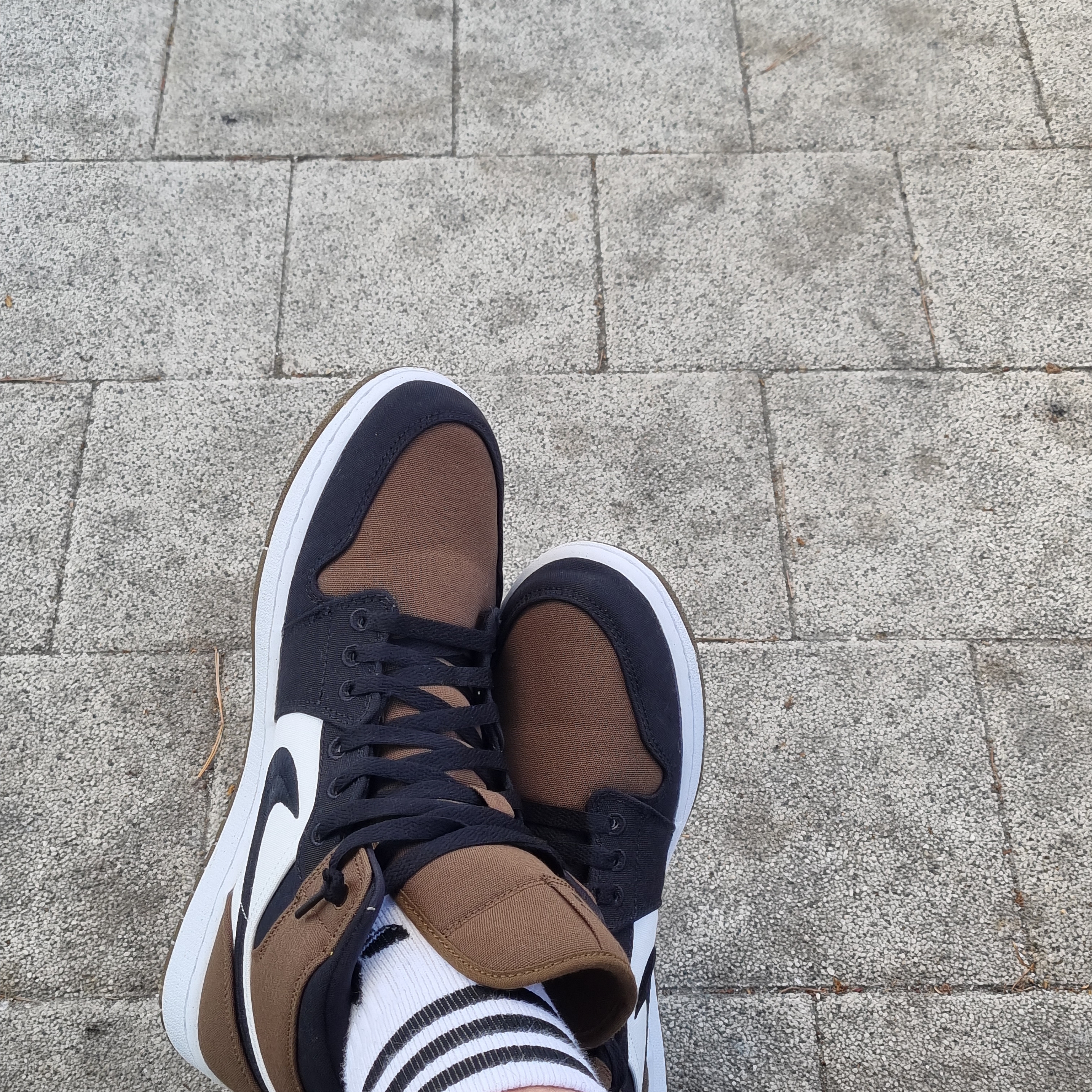 (W) Jordan 1 Mid SE Light Olive Black, Jordan 1 Mid College Grey 착용 스타일 - 2