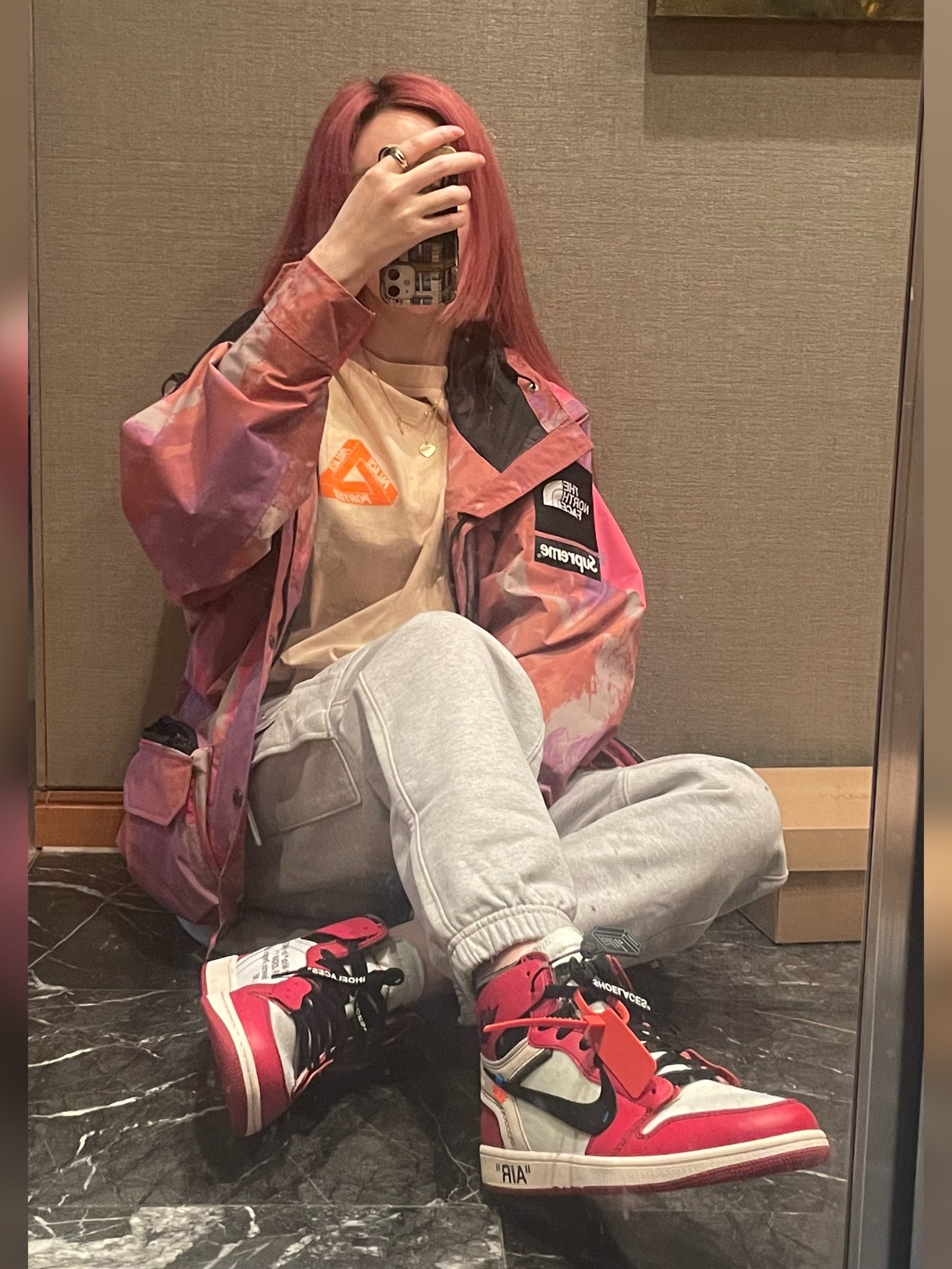 슈프림 x 노스페이스 카고 자켓 멀티컬러 - 20SS, 팔라스 x 포터 트라이퍼그 벨 보이 티셔츠 샌드 착용 스타일 - 2