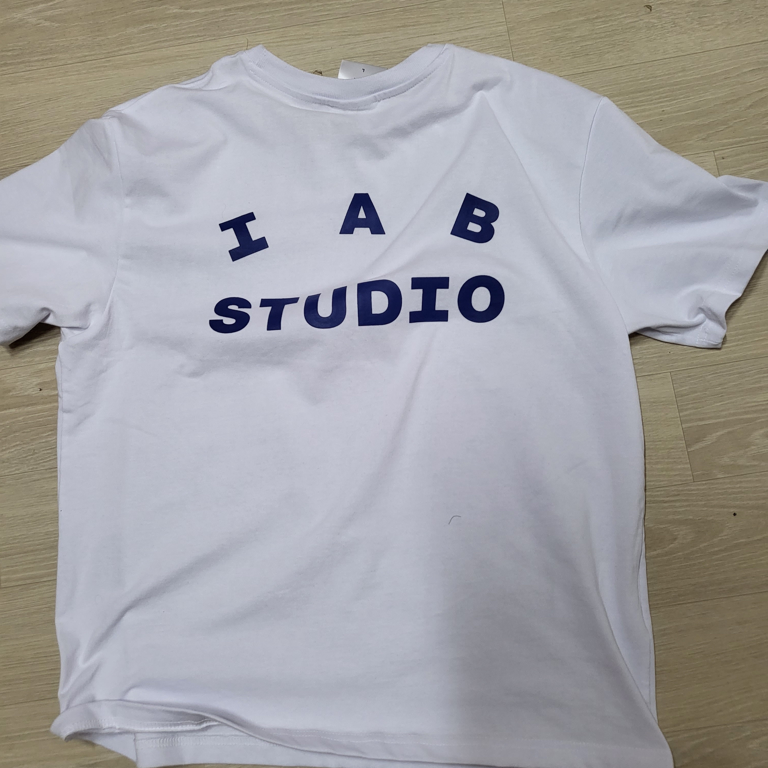IAB Studio T-Shirt White Navy - 22FW 착용 스타일