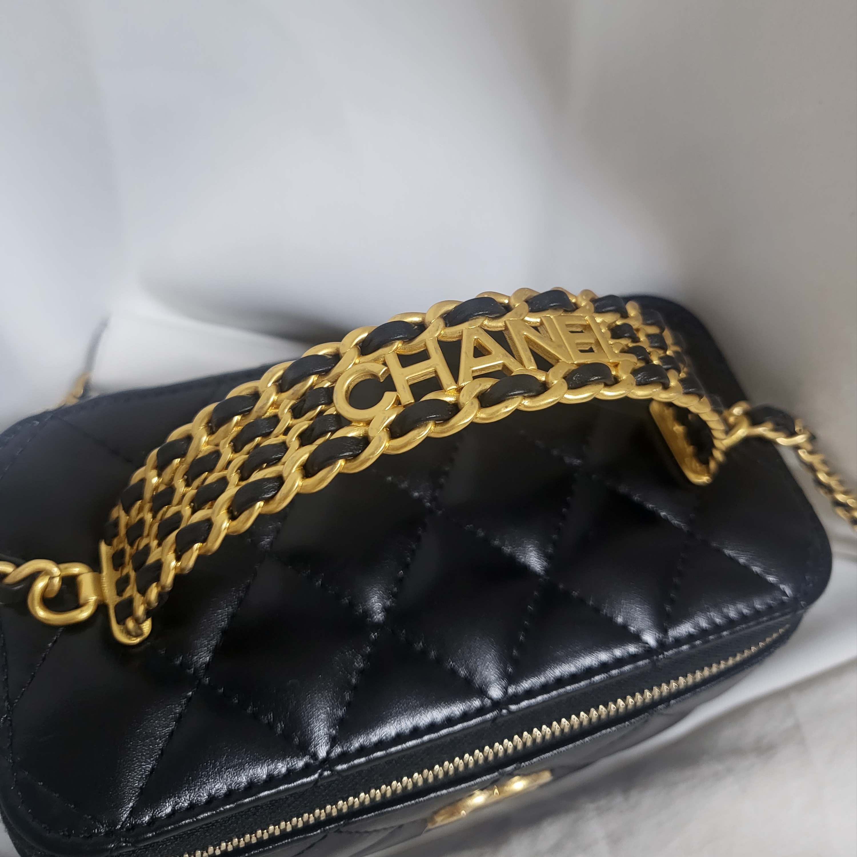 Chanel Clutch with Chain Shiny Calfskin & Gold Black 착용 스타일 - 2