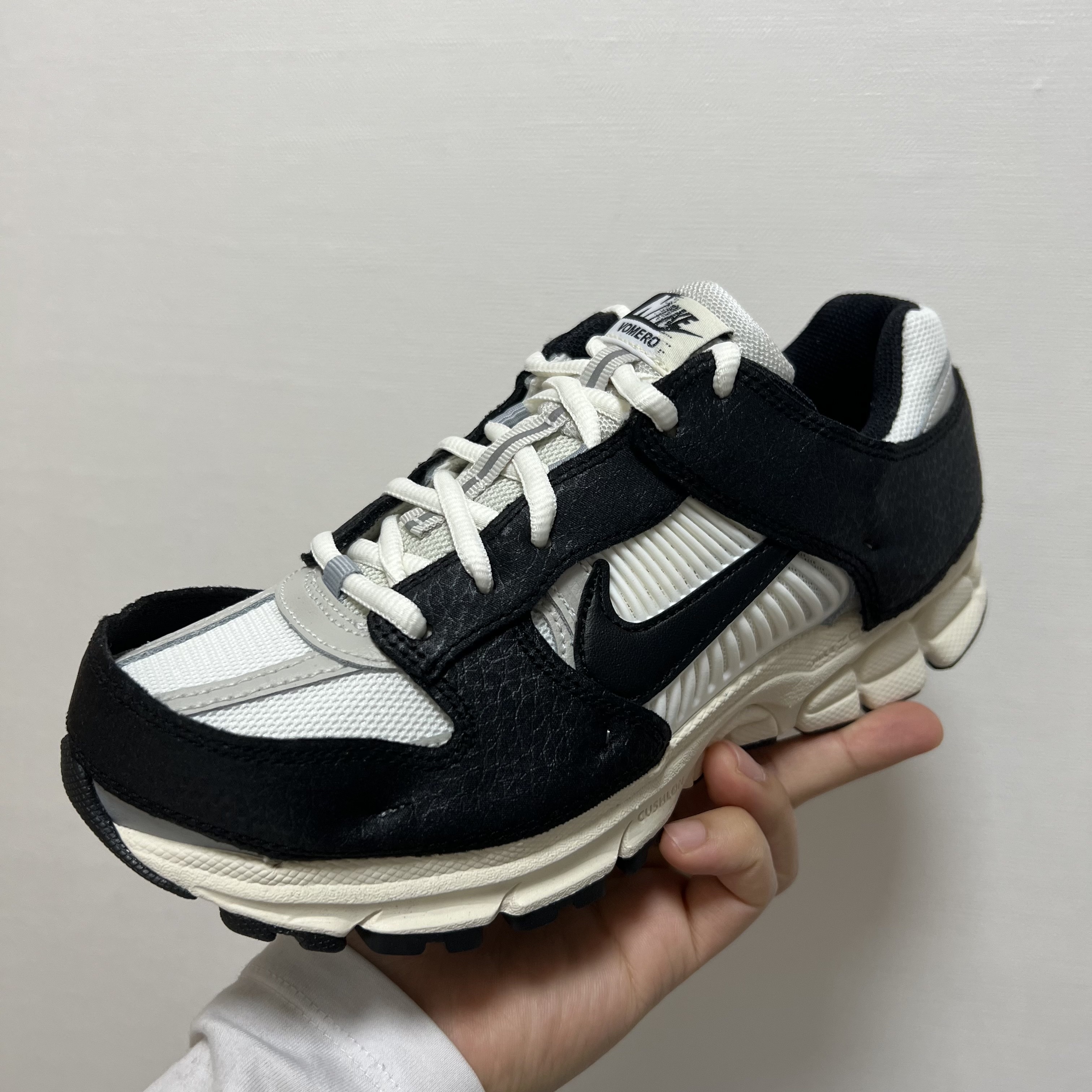 (W) Nike Zoom Vomero 5 Wolf Grey and Black 착용 스타일