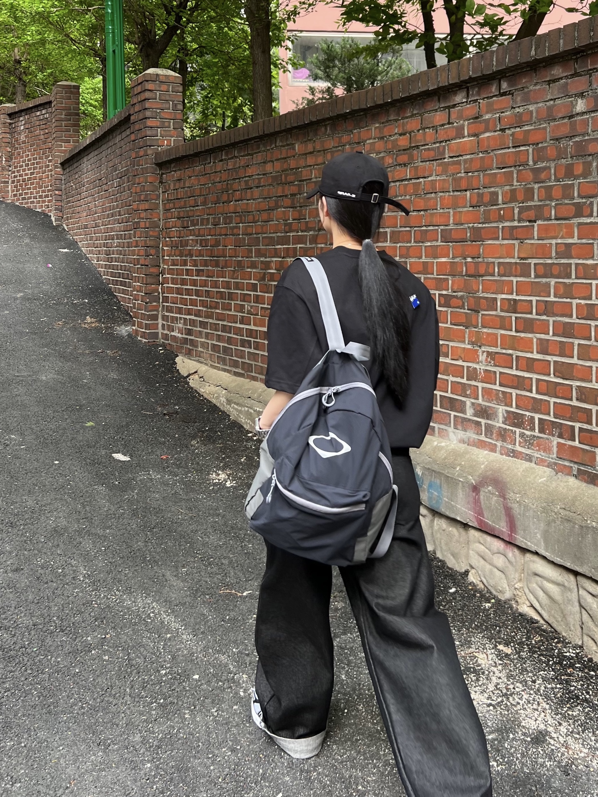 Ader Error Sig; TRS/BL Tag T-Shirt 01 Black, Mischief Rhombus Light Weight Backpack Black - The Hyundai Seoul Exclusive 착용 스타일 - 4