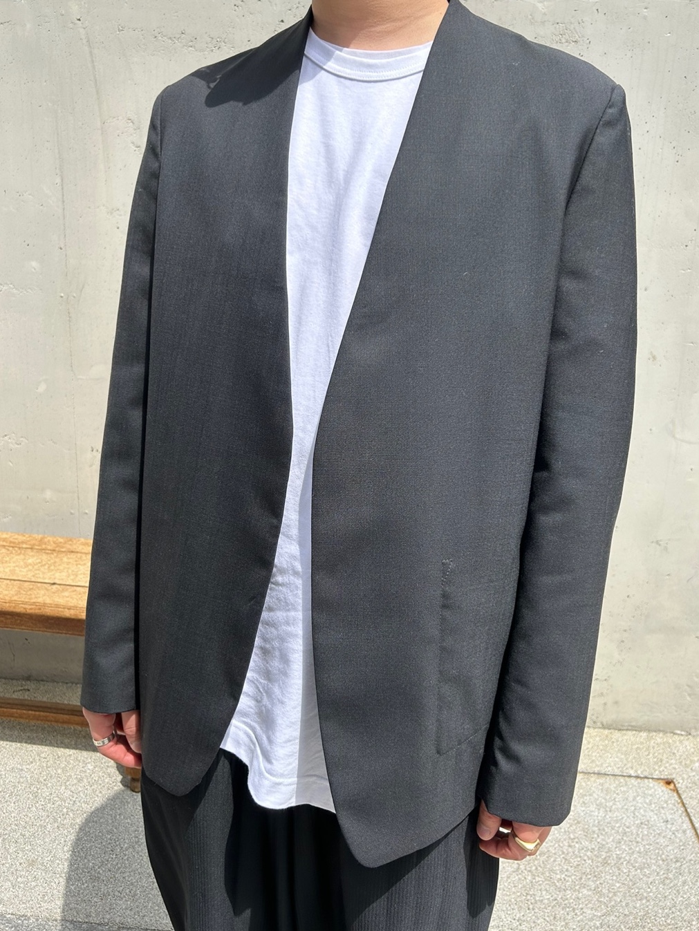 Maison Mihara Yasuhiro Wayne OG Sole Leather Low-top Sneakers White, Homme Plisse Issey Miyake Basics Pants Black 착용 스타일 - 3