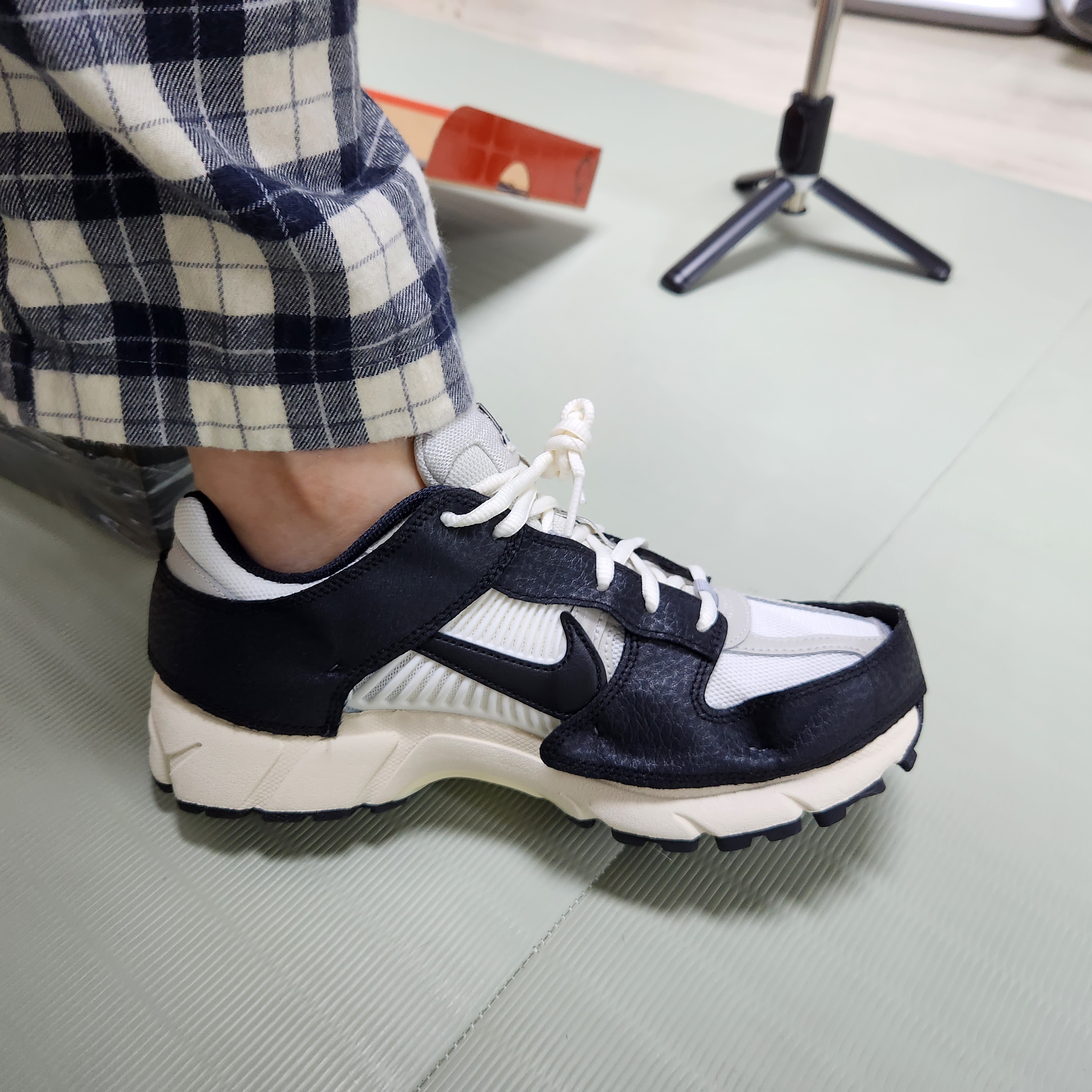 (W) 나이키 줌 보메로 5 울프 그레이 앤 블랙 착용 스타일