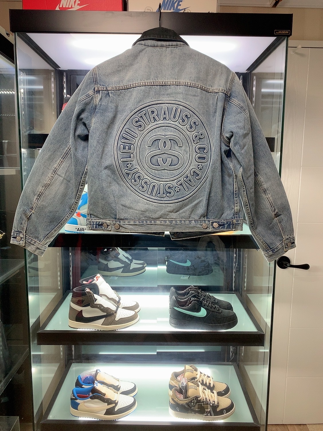 Stussy x Levi's Embossed Trucker Jacket Indigo, Jordan 1 x Travis Scott x Fragment Retro Low OG SP Military Blue 착용 스타일