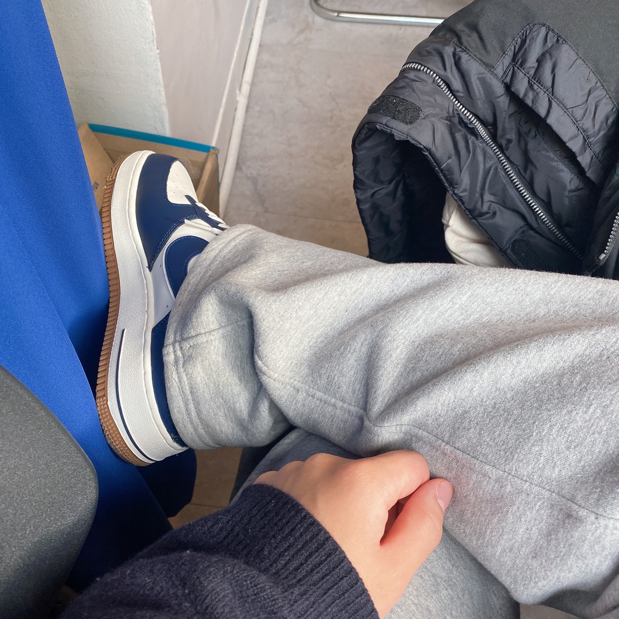 Nike Air Force 1 '07 LV8 Midnight Navy 착용 스타일
