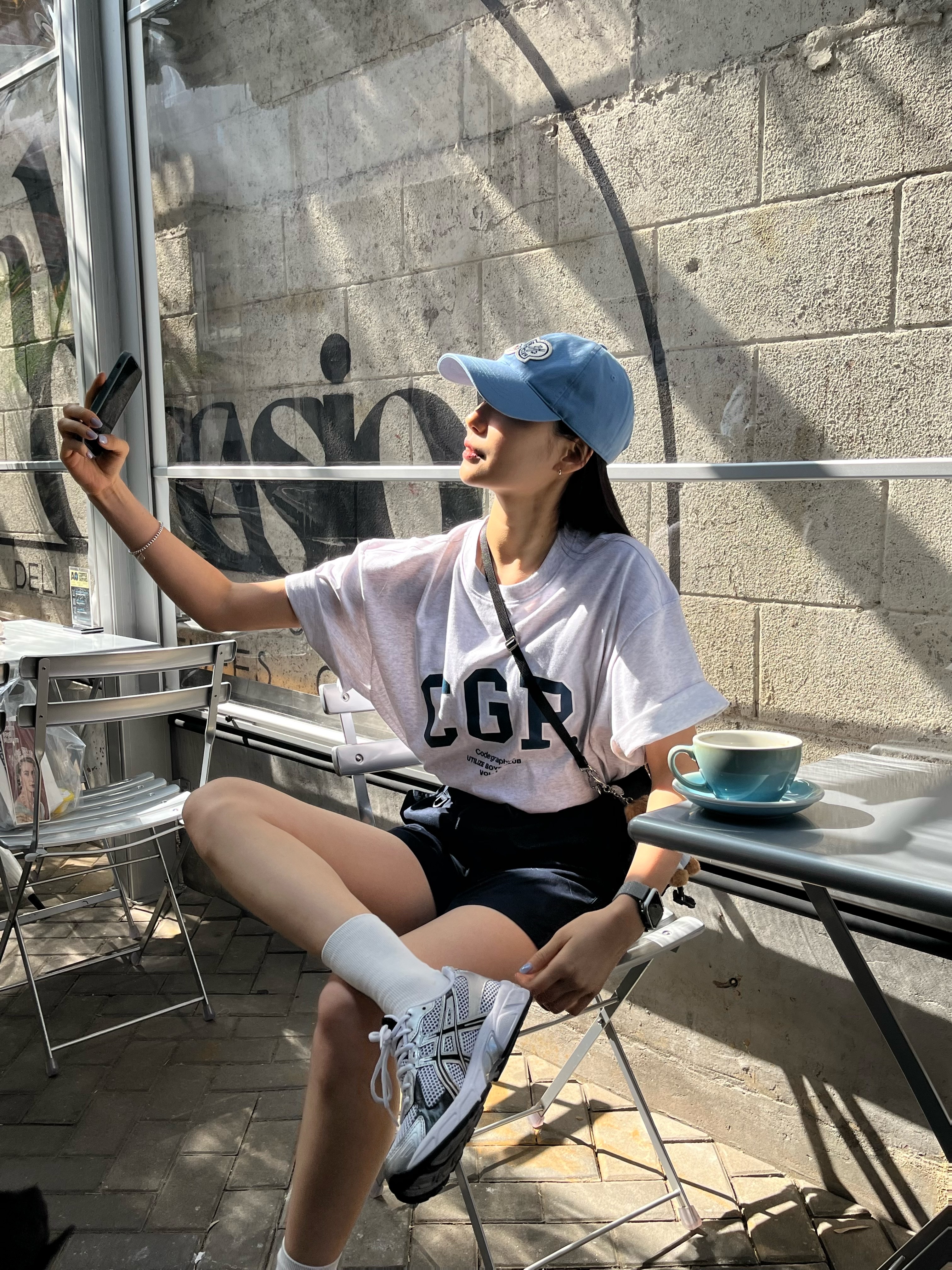 아식스 젤 1130 화이트 블랙, 프라다 리나일론 앤 사피아노 레더 스마트폰 케이스 블랙 착용 스타일 - 3