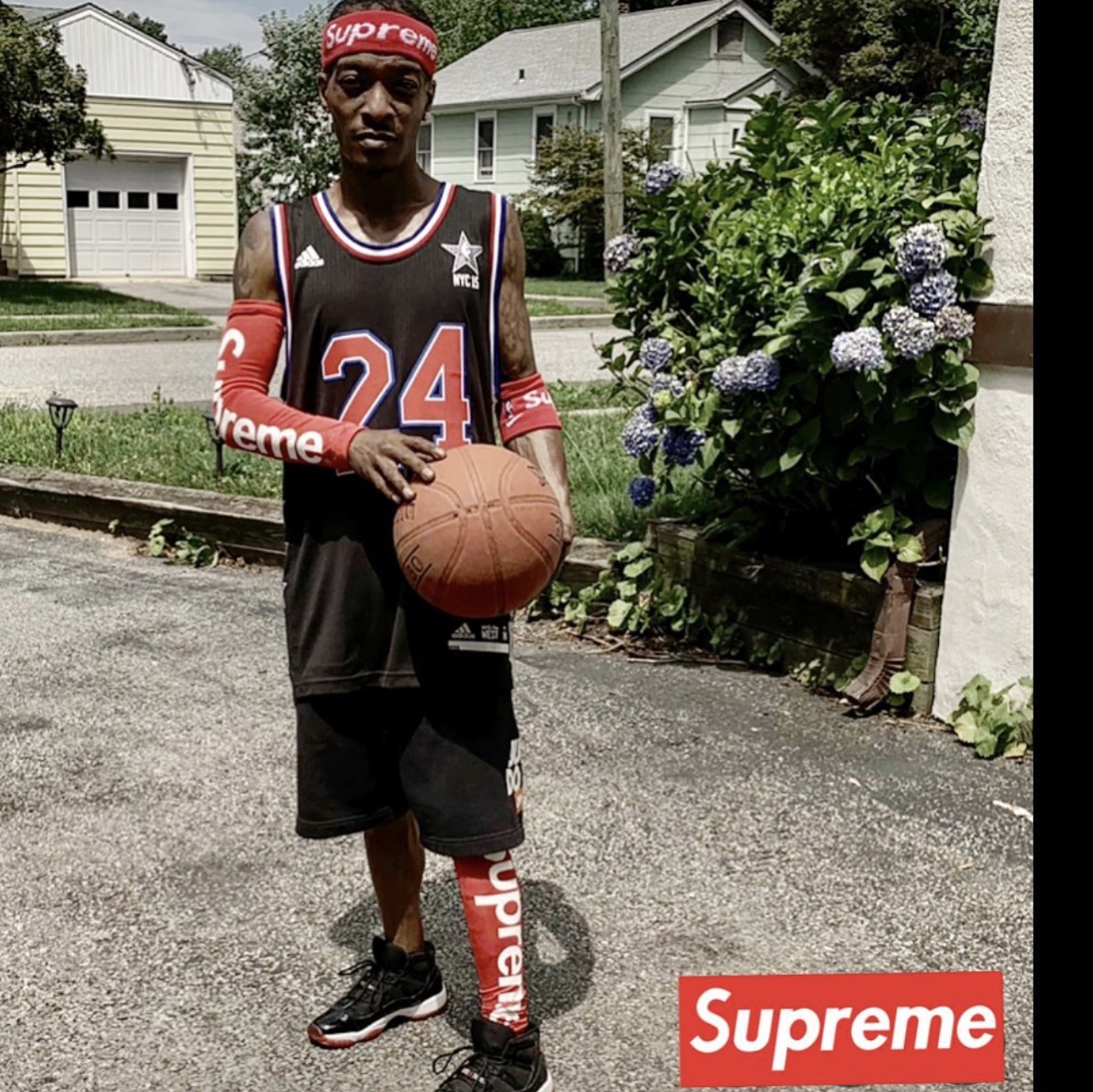 Supreme x Nike NBA Wristband Red (Pack of 2), Supreme x Nike NBA Wristband Black (Pack of 2) 착용 스타일 - 1
