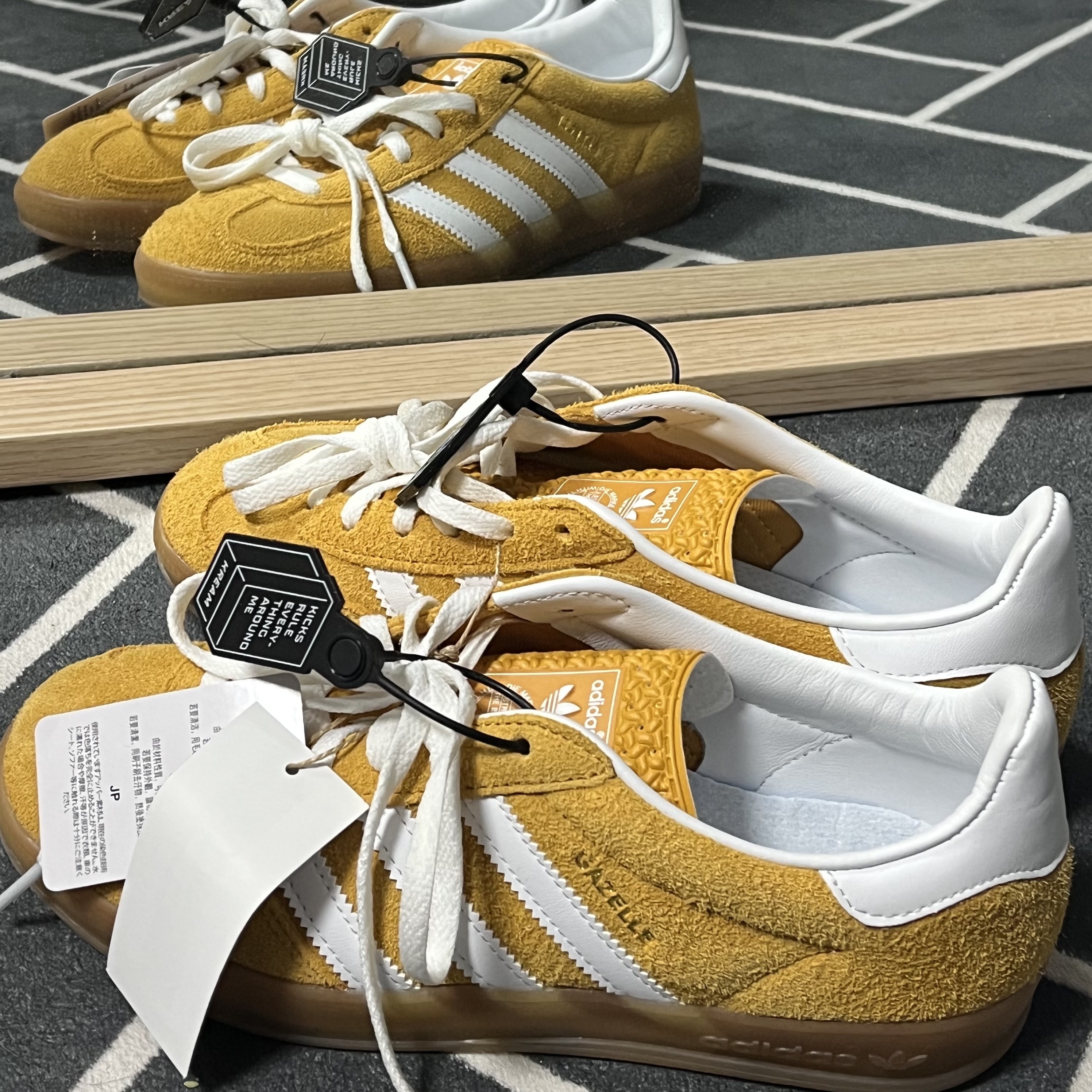 (W) Adidas Gazelle Indoor Orange Peel Cloud White 착용 스타일