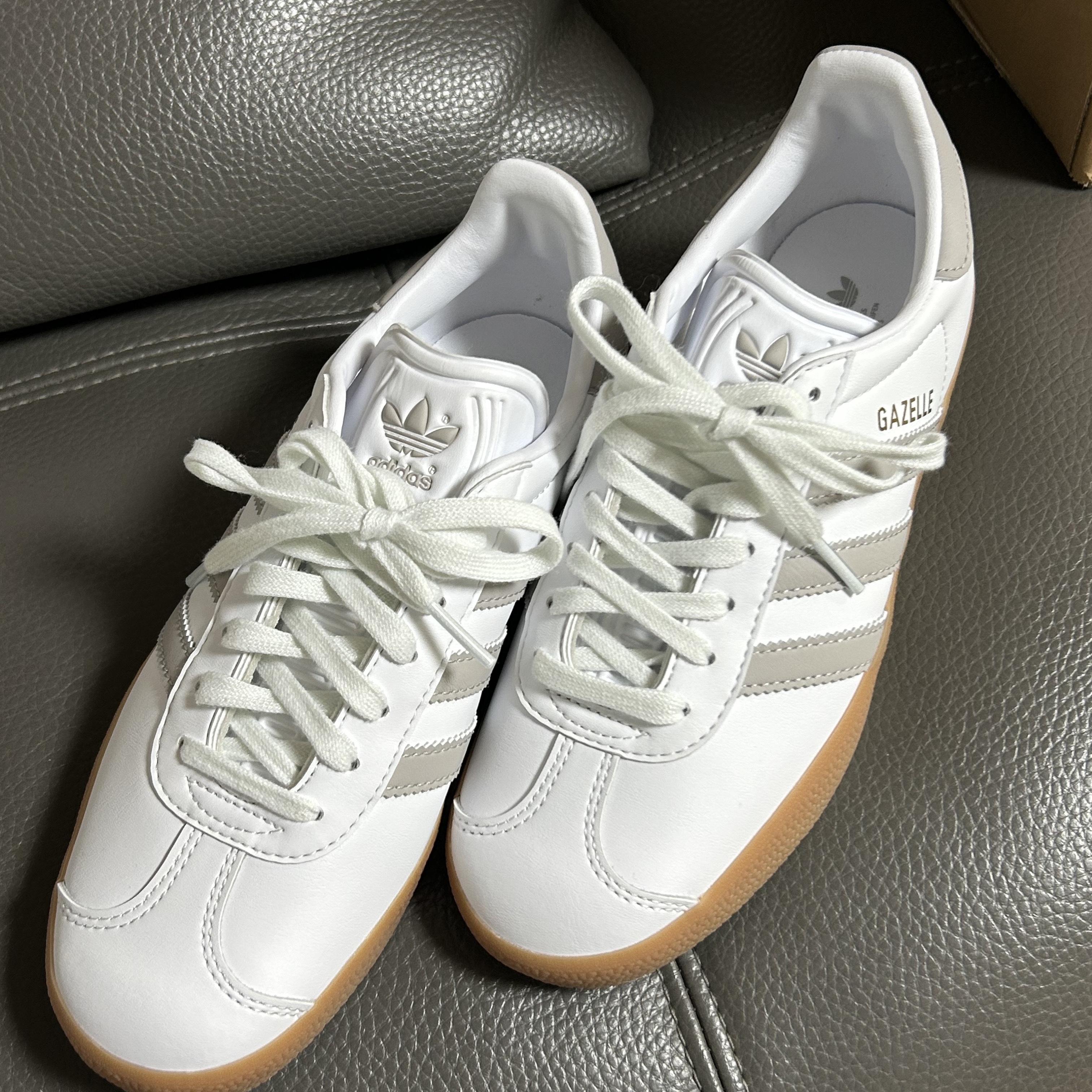 Adidas Gazelle White Grey 착용 스타일