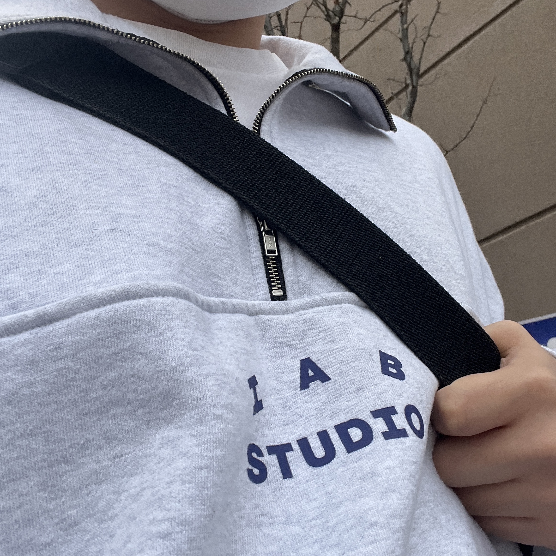 아이앱 스튜디오 하프 집 풀오버 라이트 그레이, 조던 1 레트로 하이 OG 터보 그린 착용 스타일 - 1