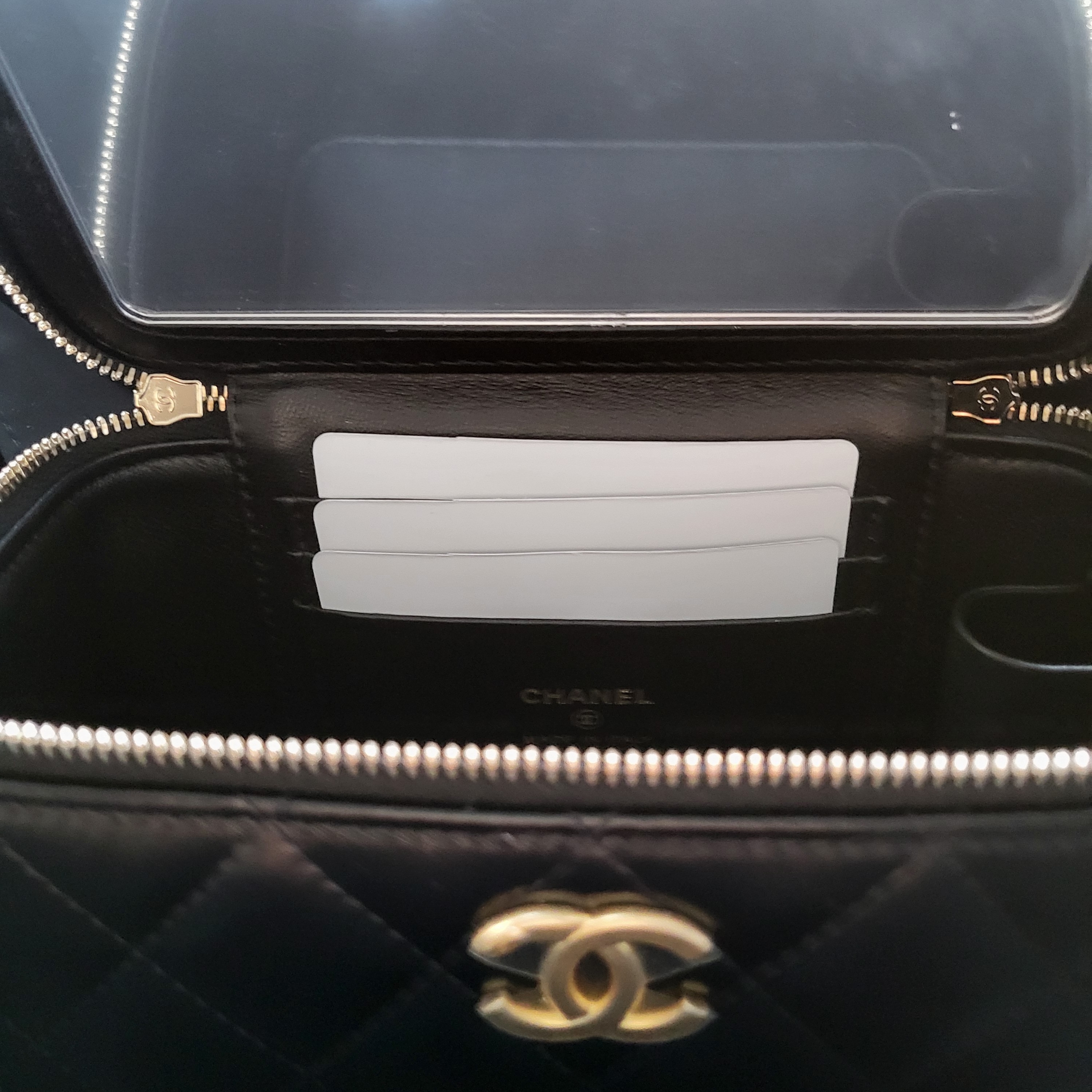 Chanel Clutch with Chain Shiny Calfskin & Gold Black 착용 스타일 - 4