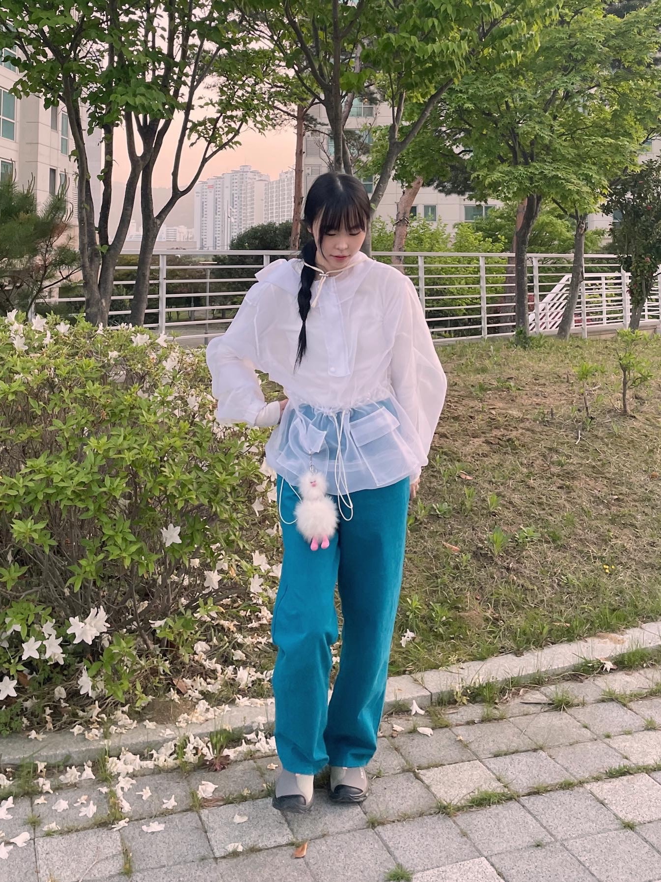 Jacquemus Le Bob Artichaut Bucket Hat Off White, Salomon RX Slide 3.0 Pewter 착용 스타일 - 5