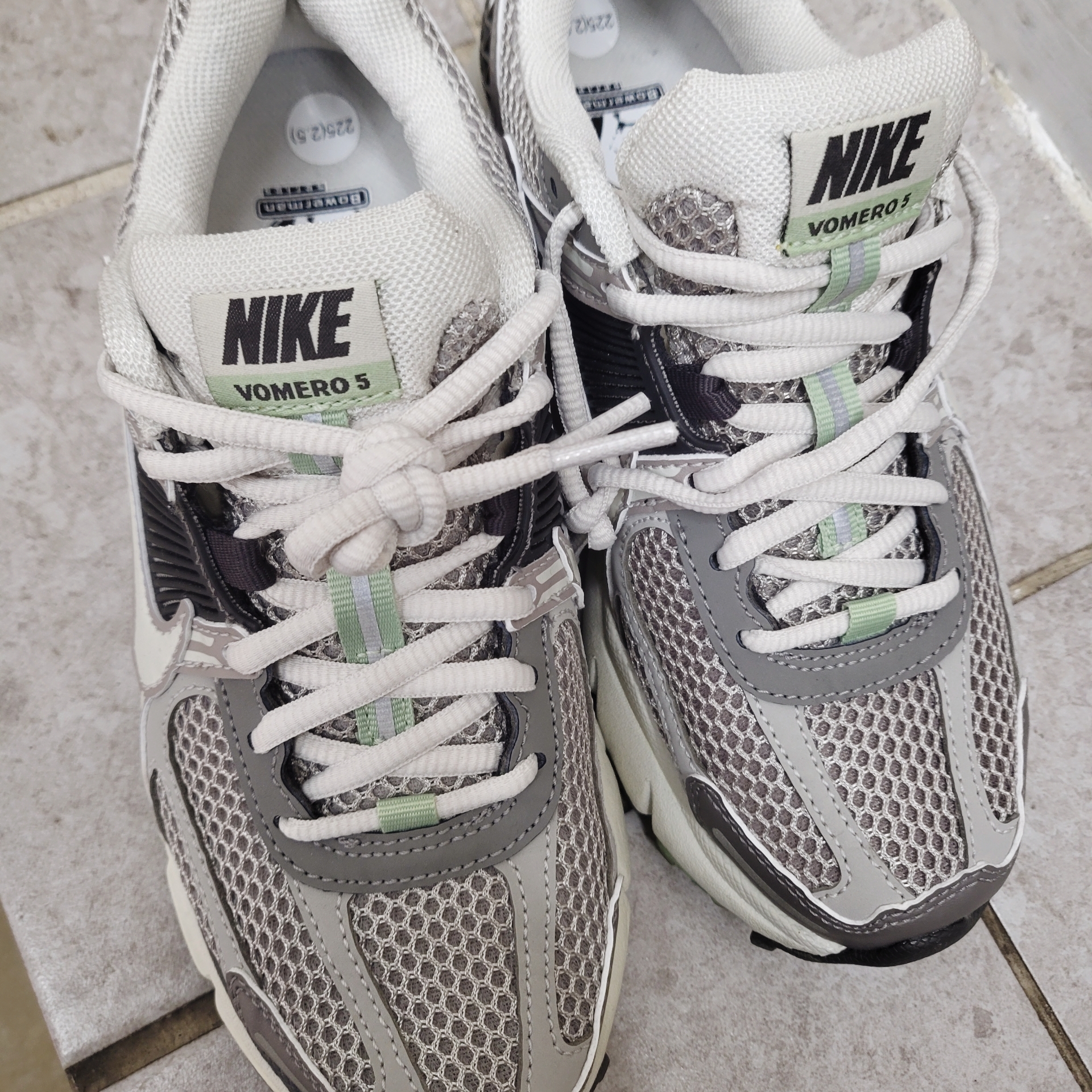(W) Nike Zoom Vomero 5 Cobblestone and Flat Pewter 착용 스타일
