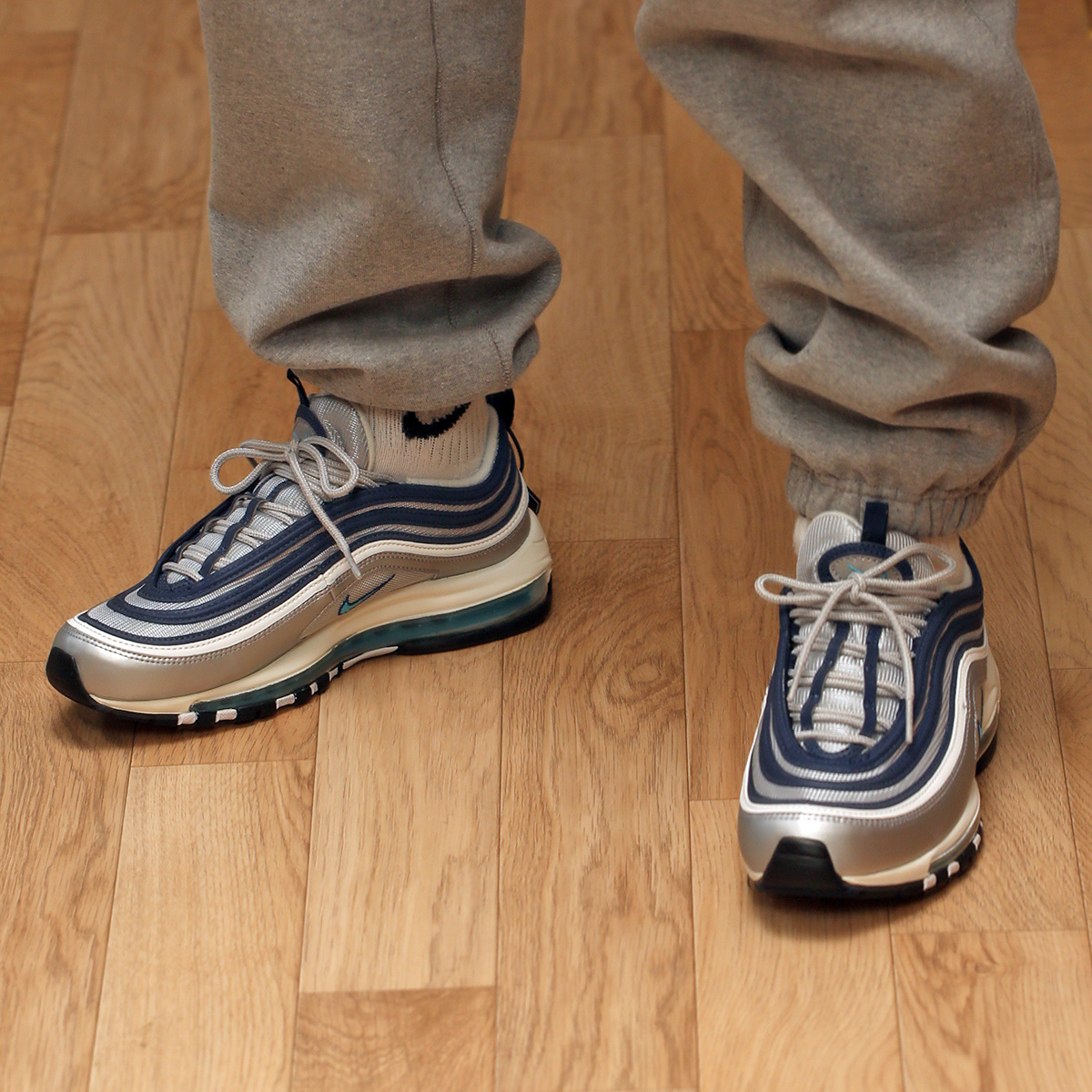 Nike Air Max 97 OG Metallic Silver and Chlorine Blue 착용 스타일 - 5