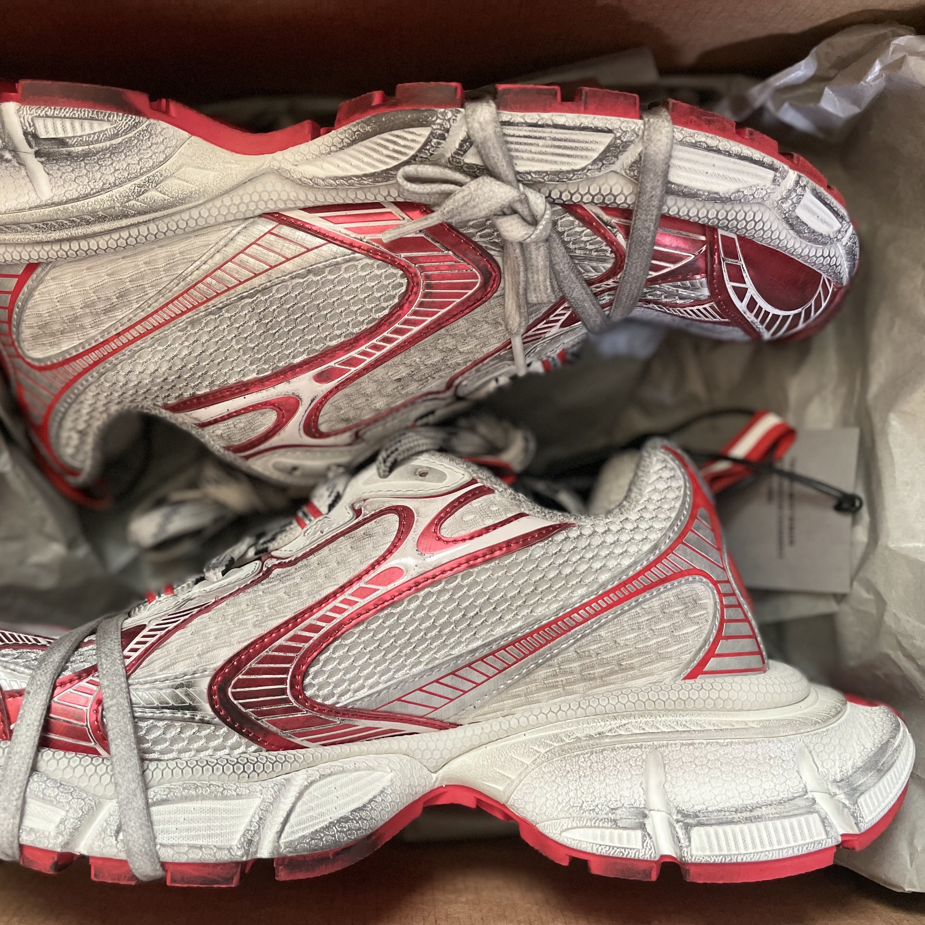 Balenciaga 3XL Sneakers White Red 착용 스타일