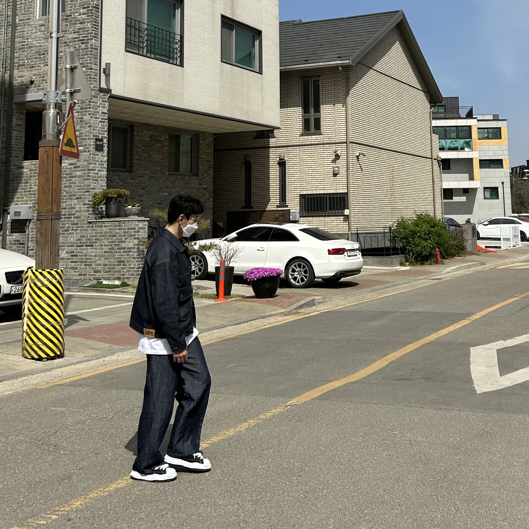 메종 미하라 야스히로 블레이키 OG 솔 캔버스 로우탑 스니커즈 블랙 화이트 착용 스타일 - 2