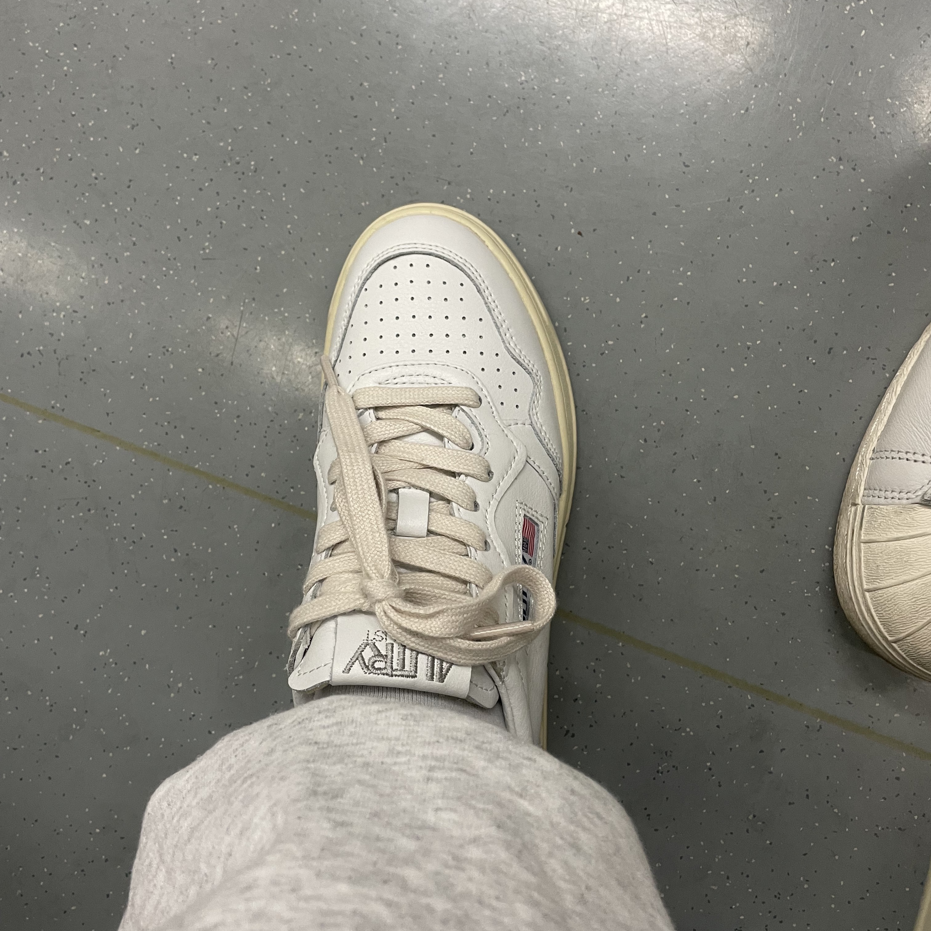 (W) Autry Medalist Low Leather Sneakers White Green 착용 스타일