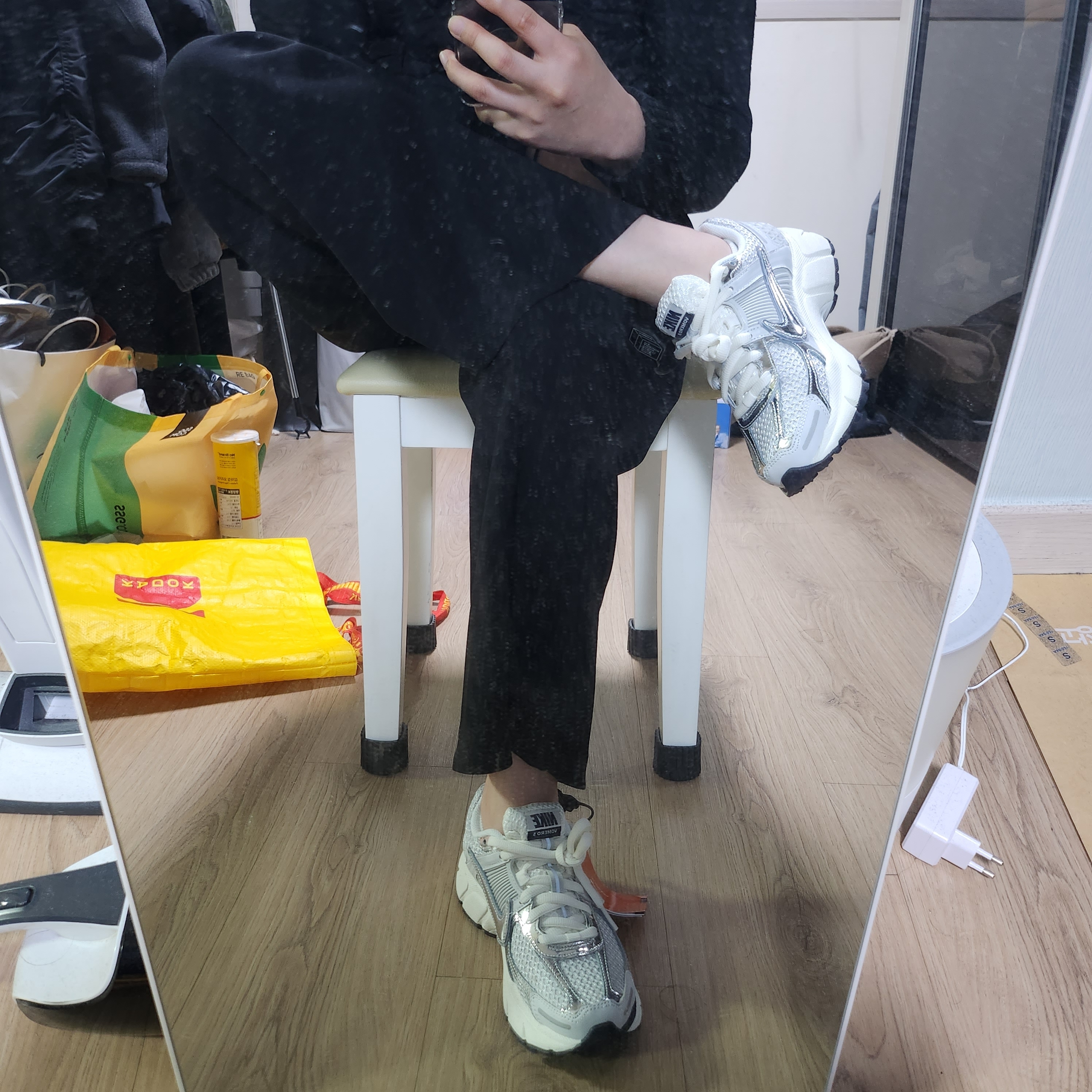 (W) Nike Zoom Vomero 5 Photon Dust and Metallic Silver 착용 스타일