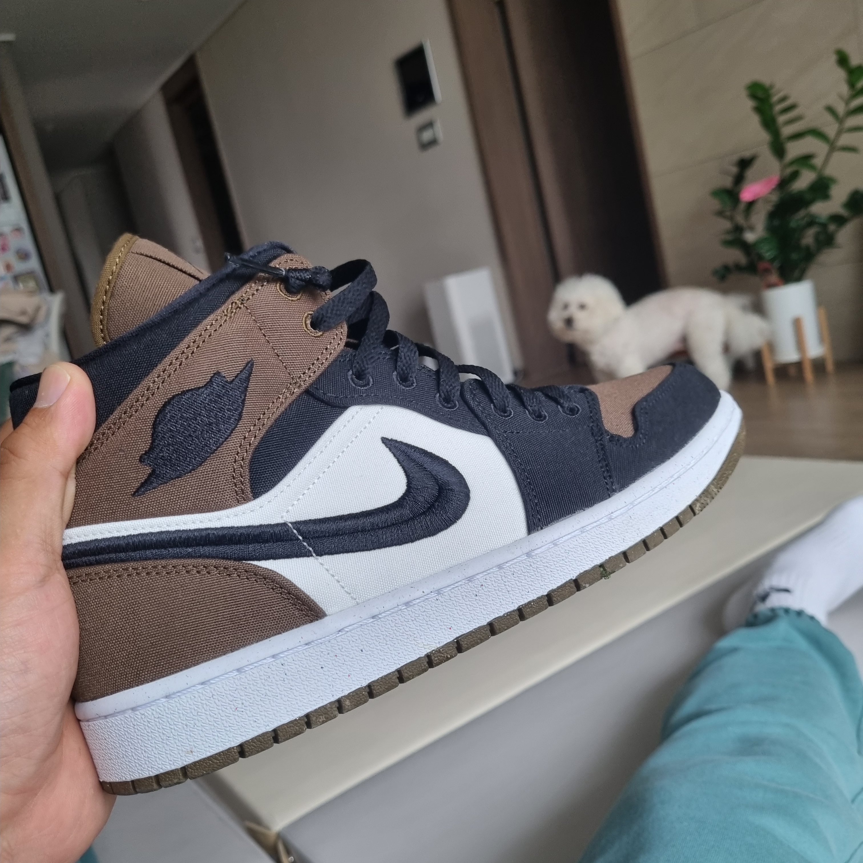 (W) Jordan 1 Mid SE Light Olive Black, Jordan 1 Mid College Grey 착용 스타일 - 1
