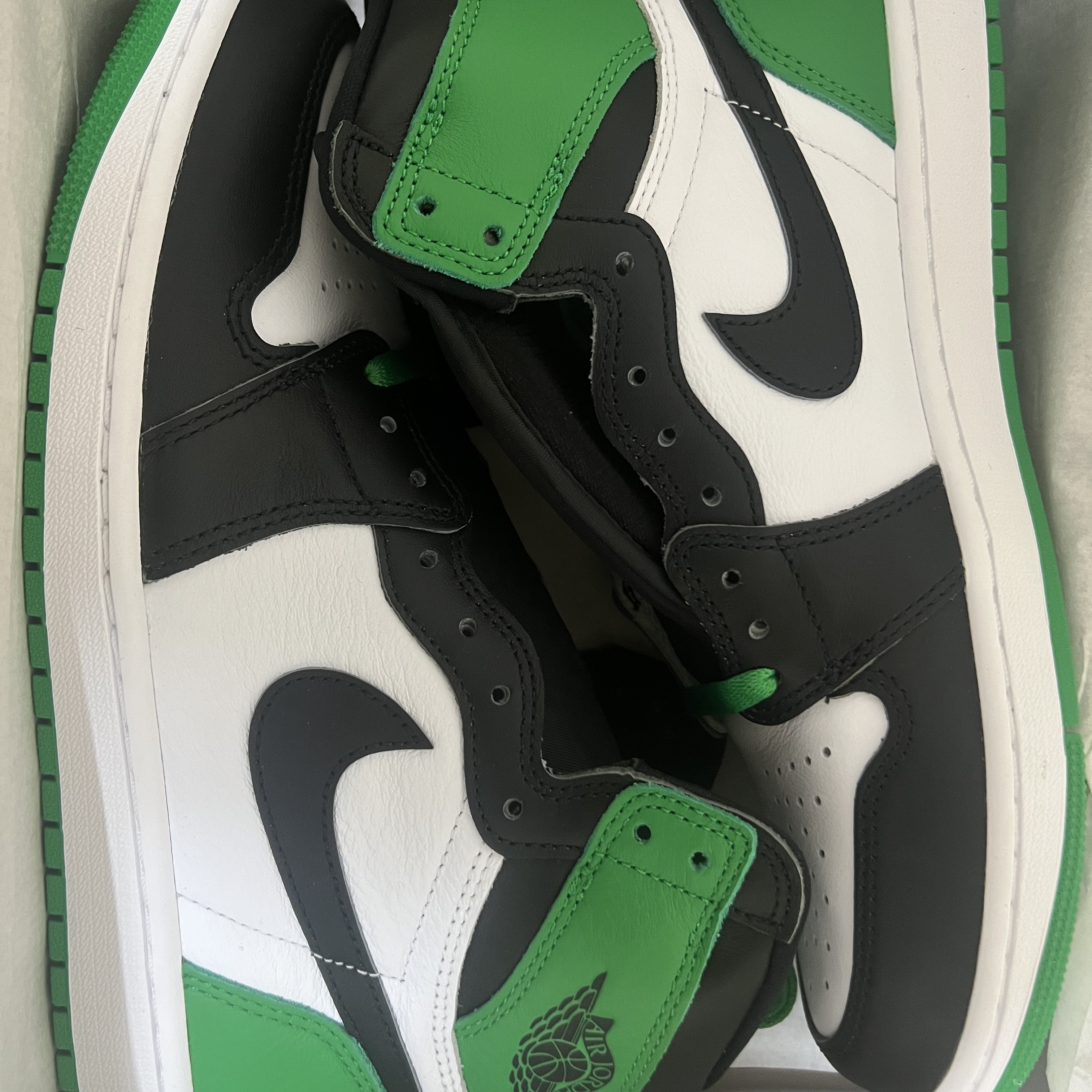 Jordan 1 Retro High OG Black and Lucky Green 착용 스타일