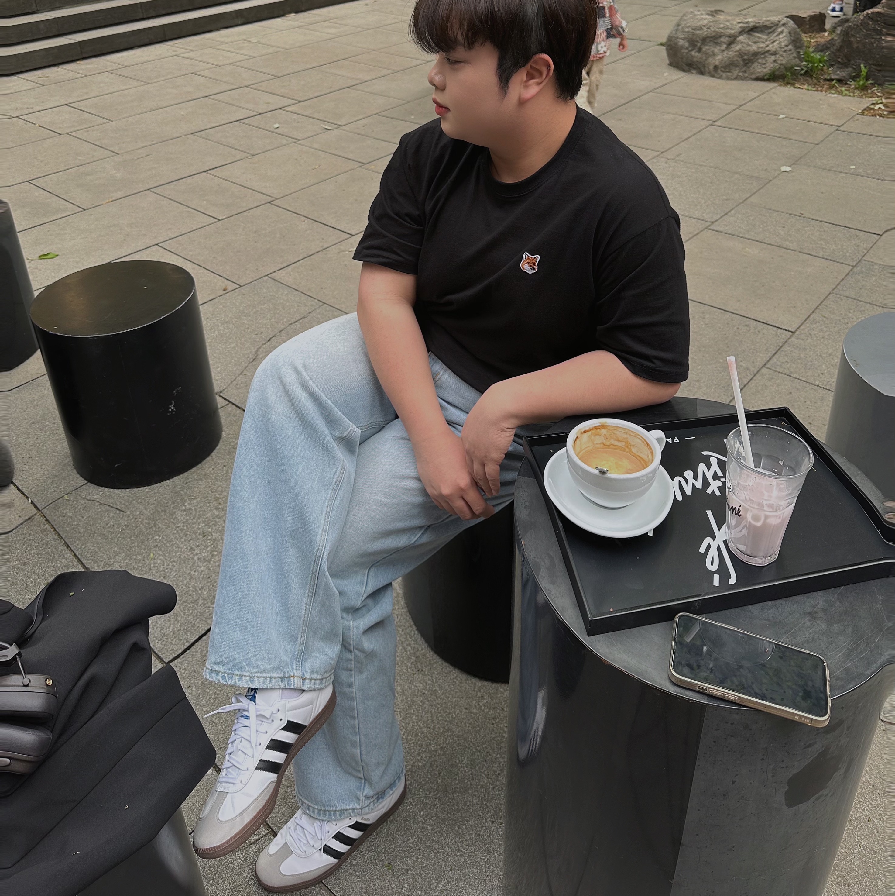 Adidas Samba Vegan White Black, Maison Kitsune Fox Head Patch Classic T-Shirt Black 착용 스타일 - 3