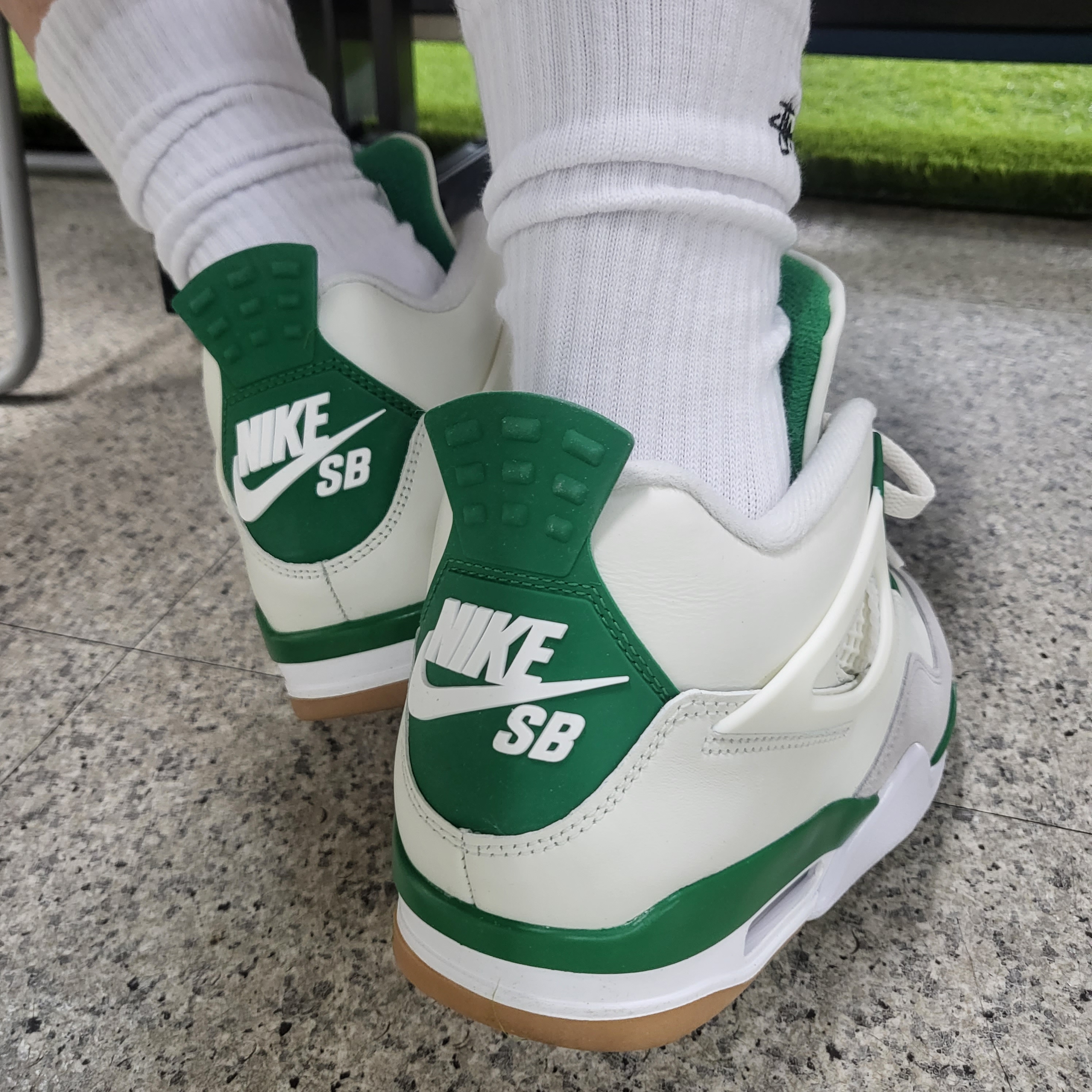 Jordan 4 x Nike SB Retro SP Pine Green, Stussy Small Stock Crew Socks White (3 Pack) 착용 스타일 - 1