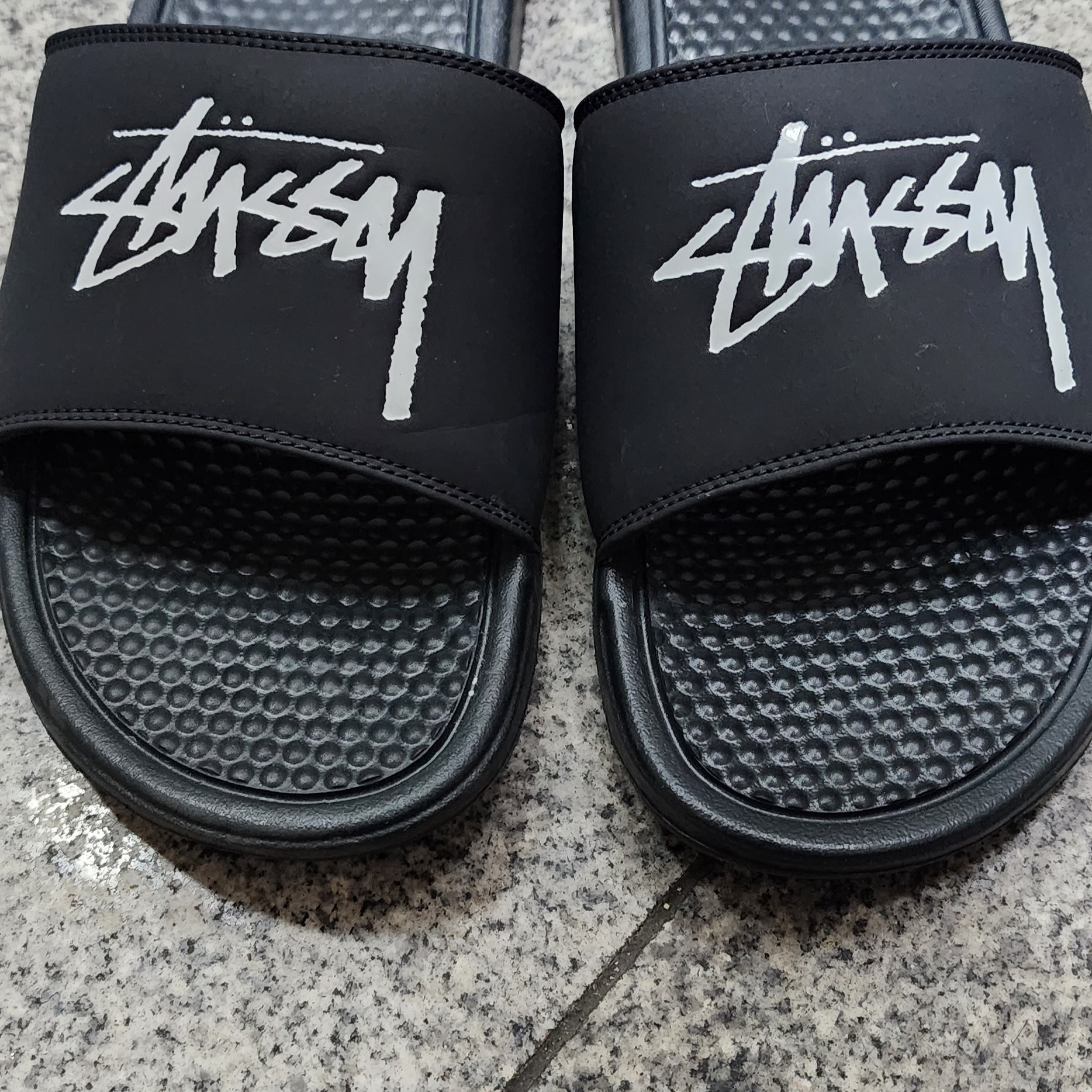 나이키 x 스투시 베나시 슬라이드 오프 느와르 착용 스타일