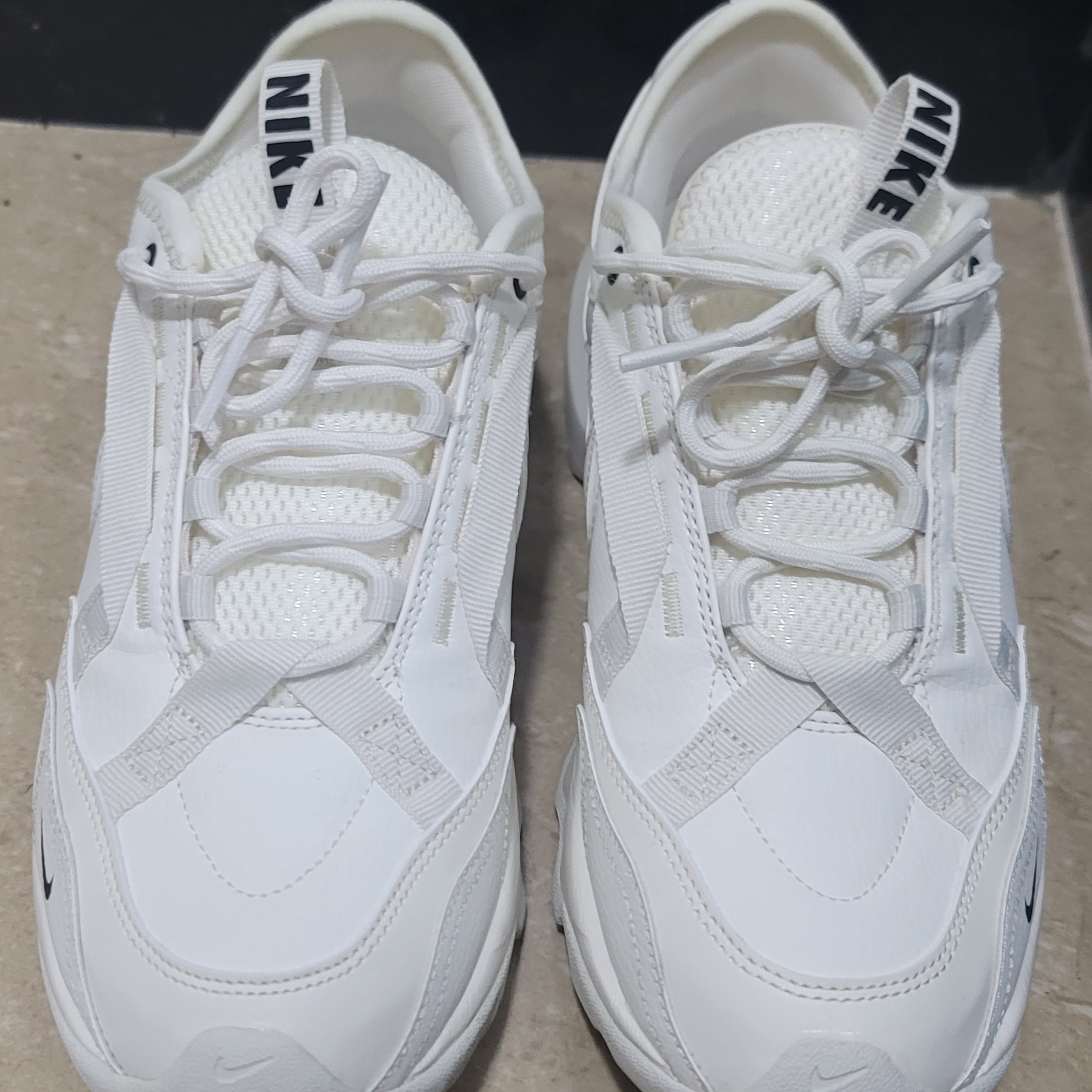 (W) Nike TC 7900 Summit White 착용 스타일 - 1