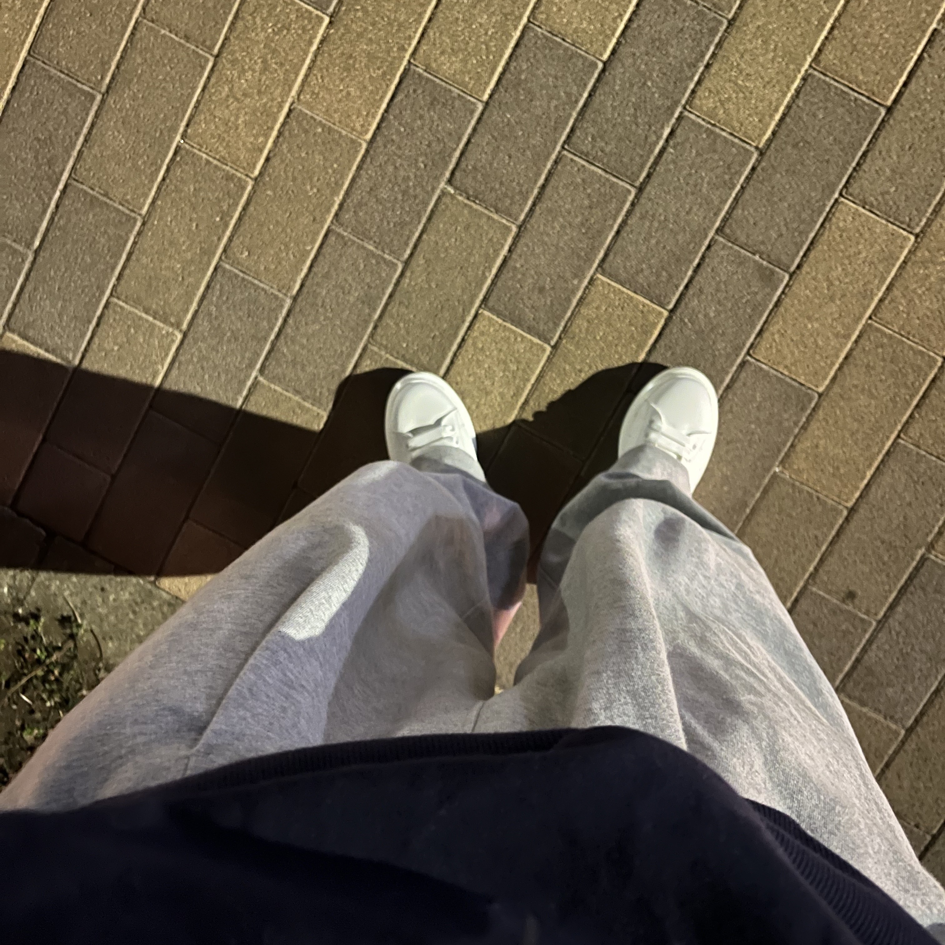 Alexander McQueen Oversized Sneakers White Black 착용 스타일